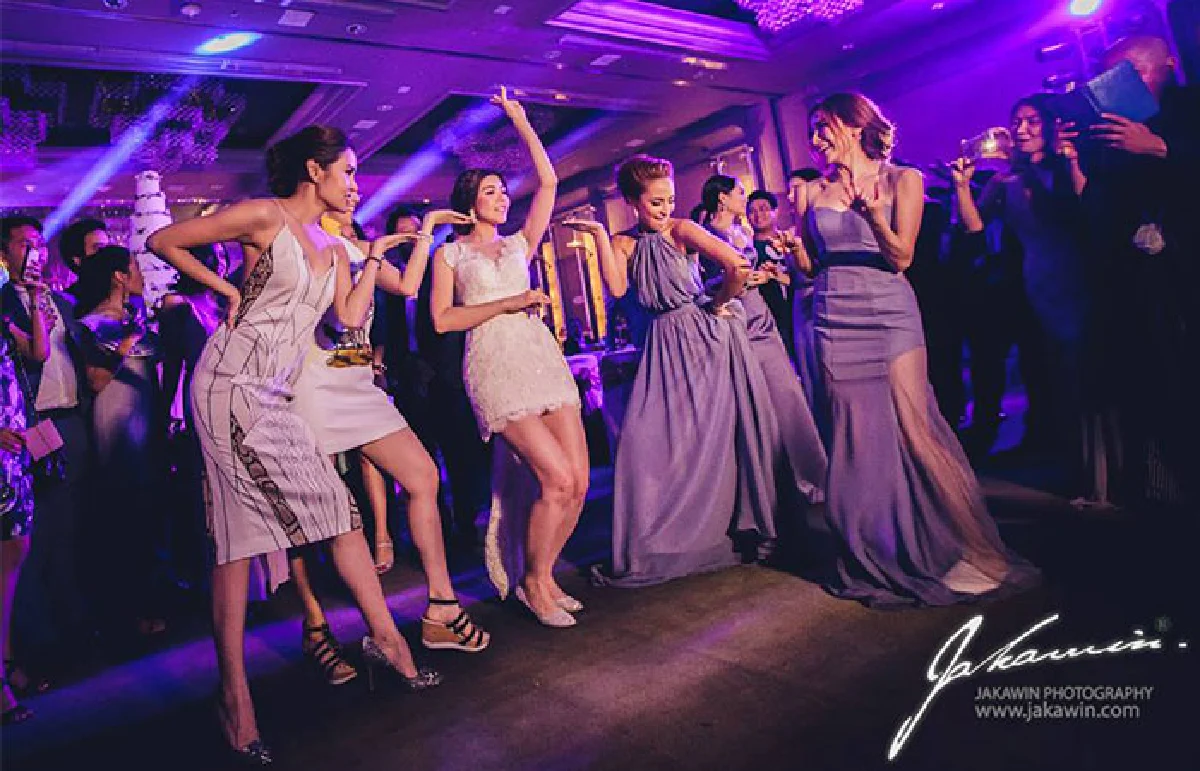 "2002 ราตรี"โชว์สเต็ป"จินนี่จ๋า"ในงานแต่งเจนนี่ (ชมคลิป)