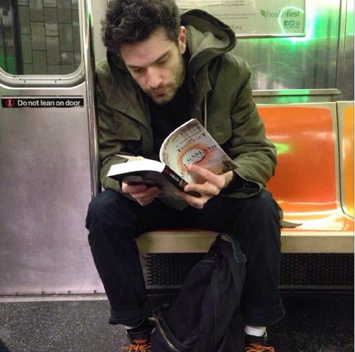 หนุ่มยุคใหม่ที่สาวๆกรี๊ด หล่อแล้วต้องอ่านหนังสือด้วย! (ชมภาพ)