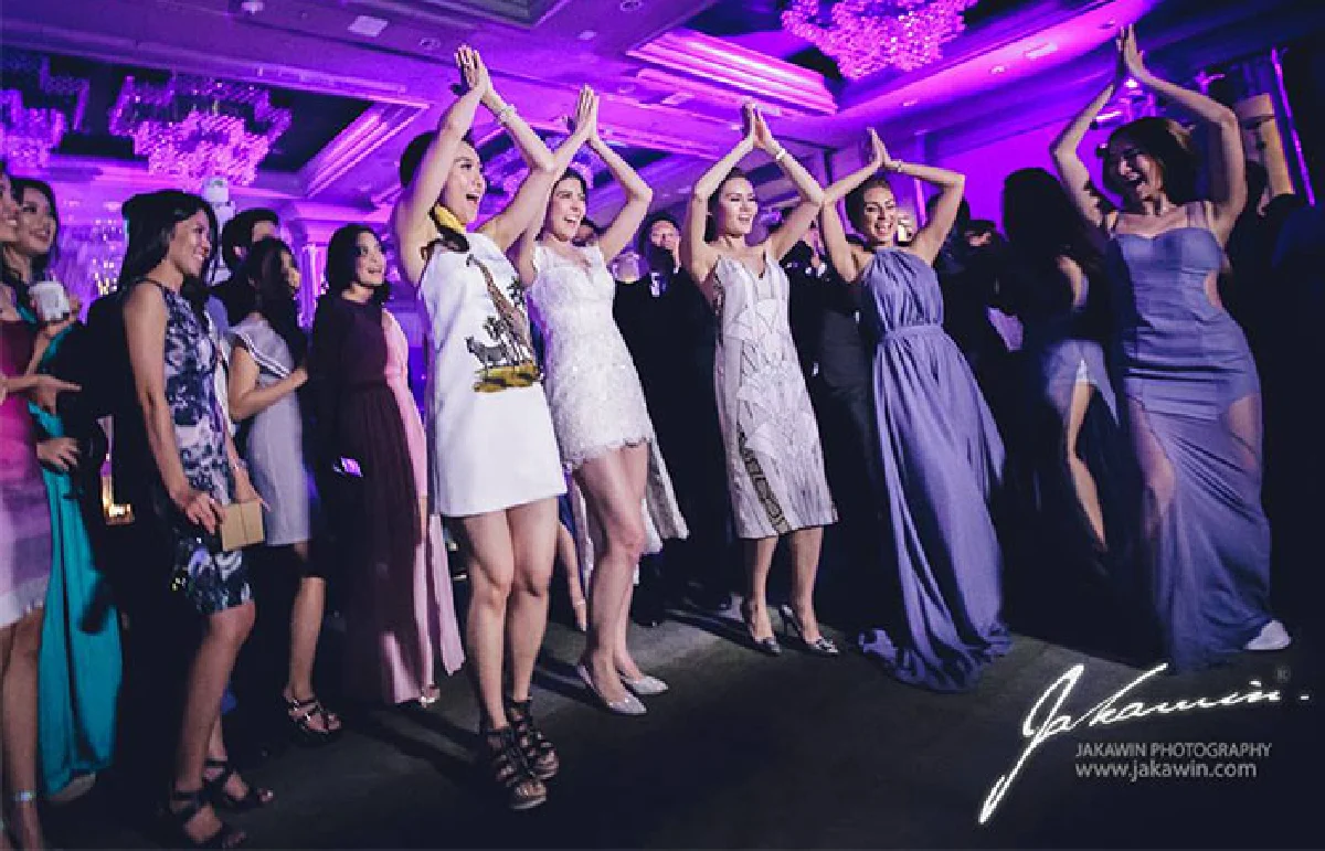 "2002 ราตรี"โชว์สเต็ป"จินนี่จ๋า"ในงานแต่งเจนนี่ (ชมคลิป)