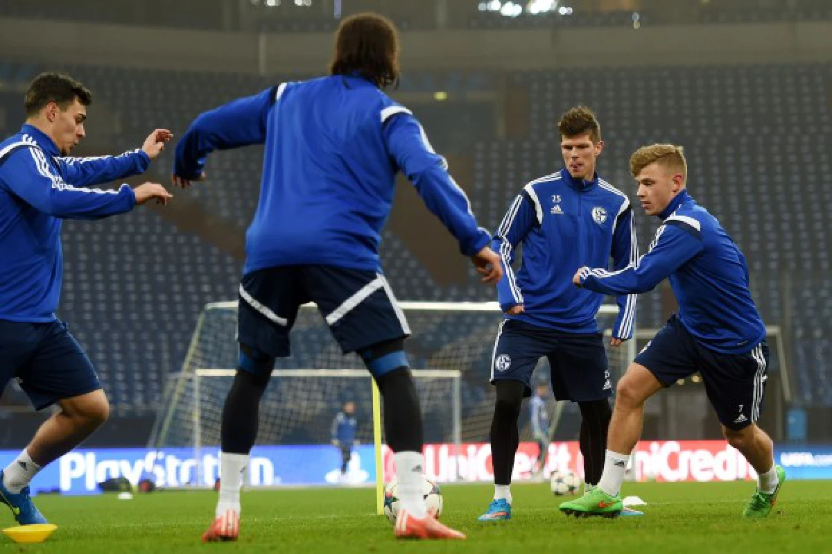 ศึกจอมราชัน...ชุดขาว บุกสยบ มุมน้ำเงิน