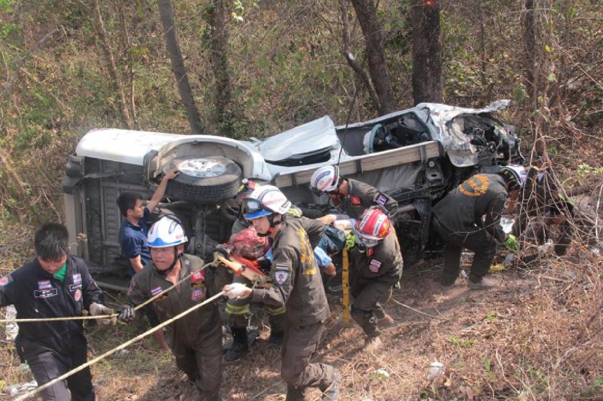 รถชนตกเหวตาย3ศพคาดคนขับหลับใน รถชนตกเหวตาย3ศพคาดคนขับหลับใน