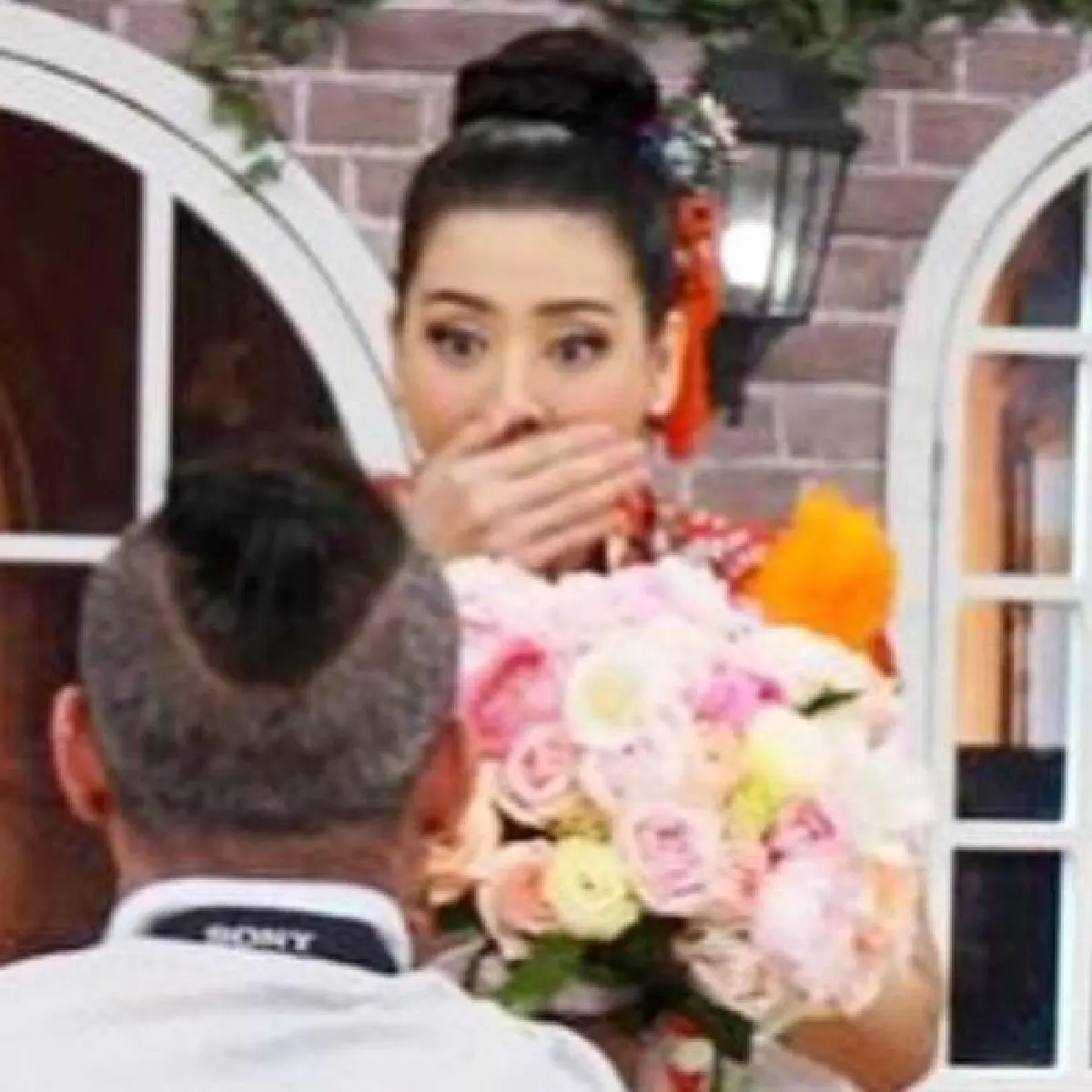 "ป๋อ"ซึ้ง!"เอ๋"เอาพวงมาลัยกราบเท้าในวันวาเลนไทน์