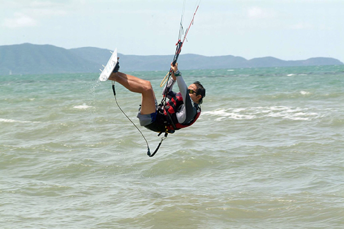 Paragliders end up injured on hotel rooftop