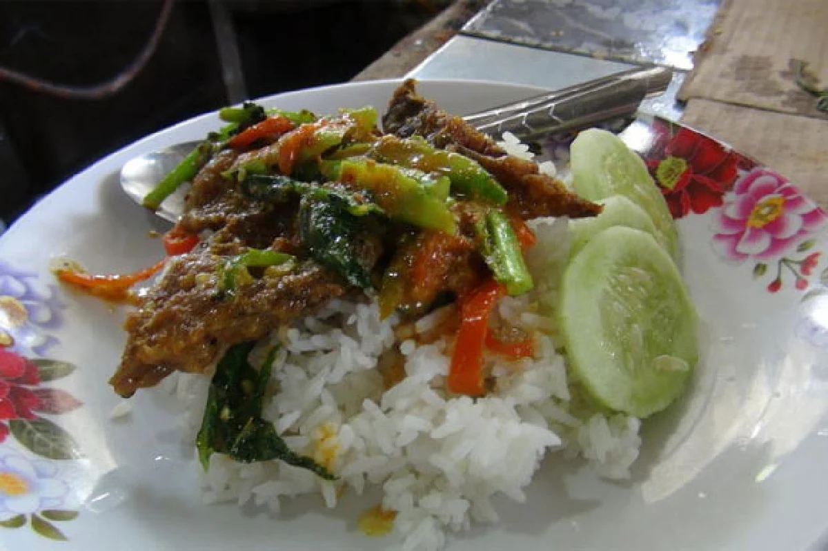 อาหารตามสั่ง จานละ10 บาท ร้านลุงช้าง-ป้ารมย์