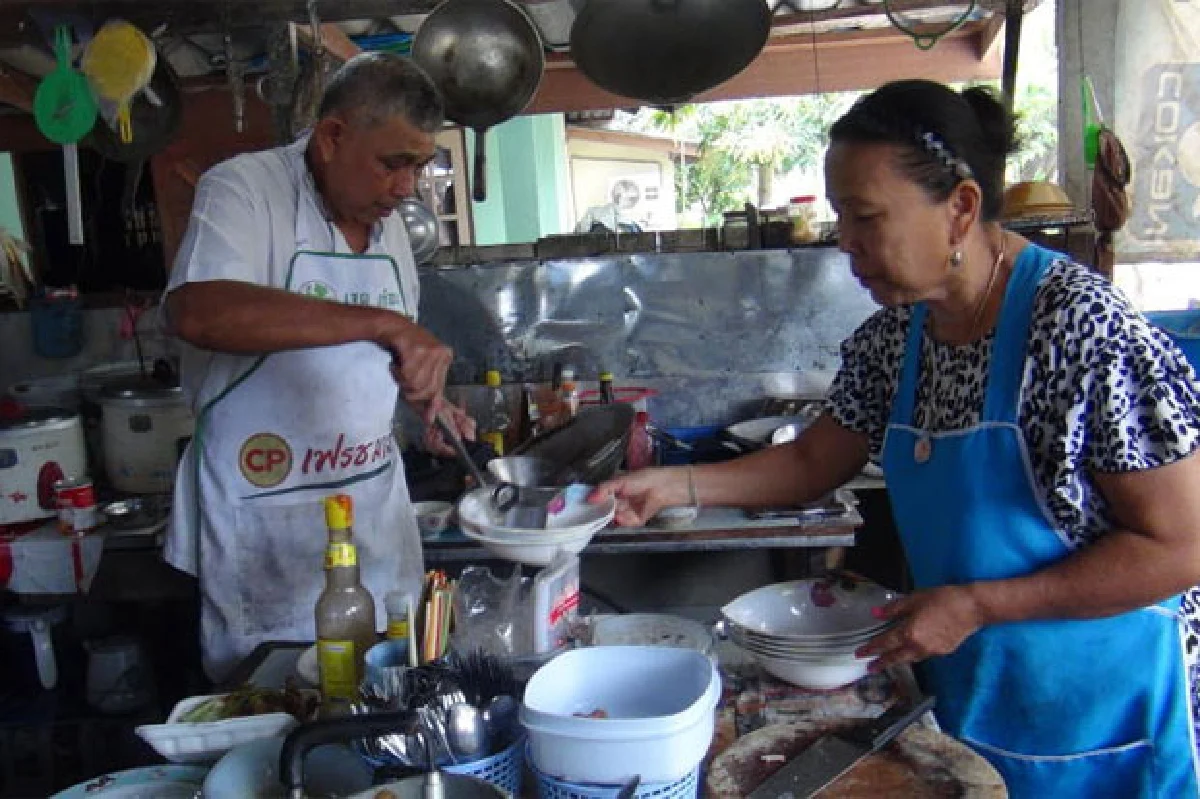 อาหารตามสั่ง จานละ10 บาท ร้านลุงช้าง-ป้ารมย์