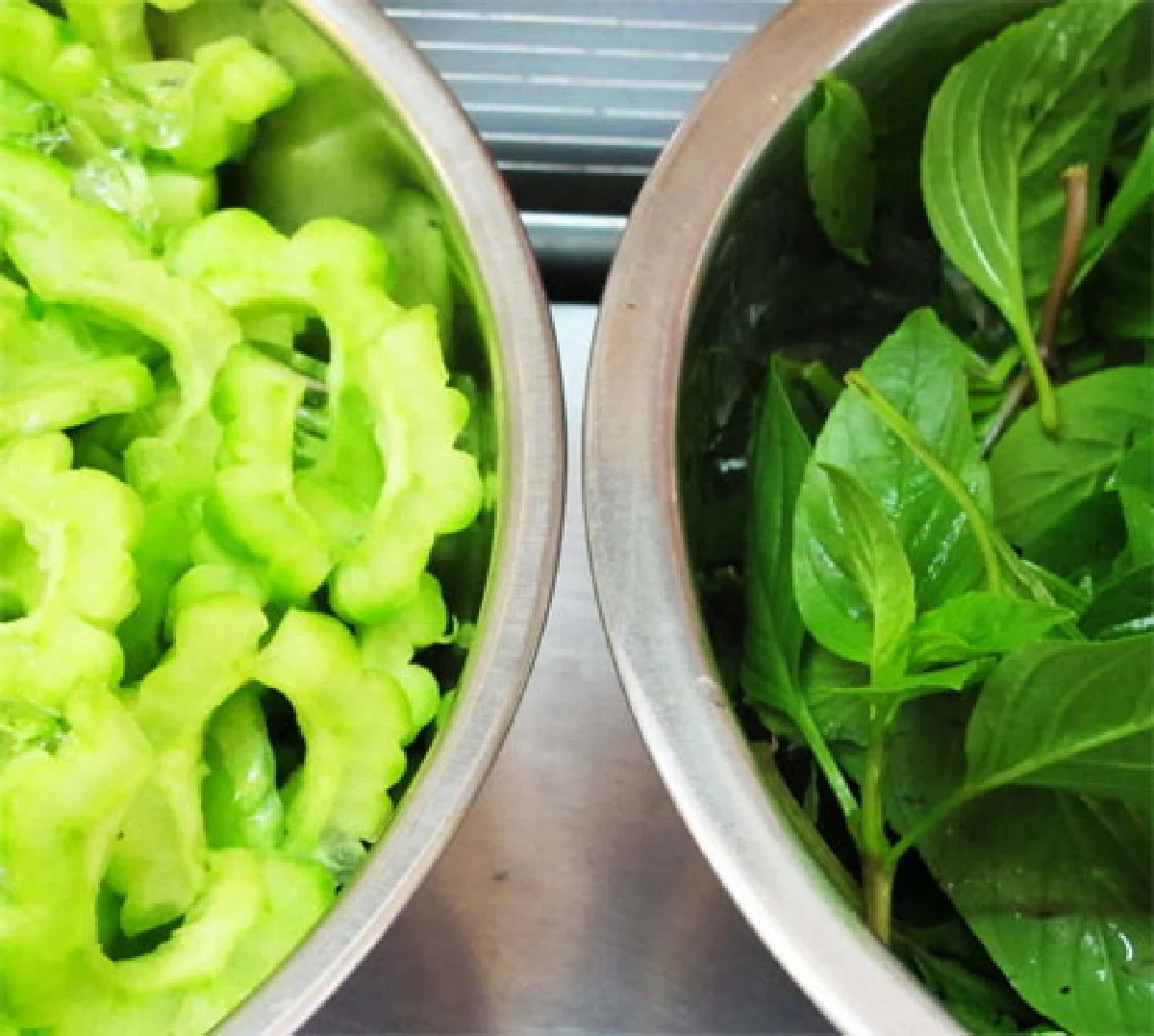 อร่อยคิวยาว ก๋วยเตี๋ยวไก่มะระตำลึง บีทีเอสอ่อนนุช