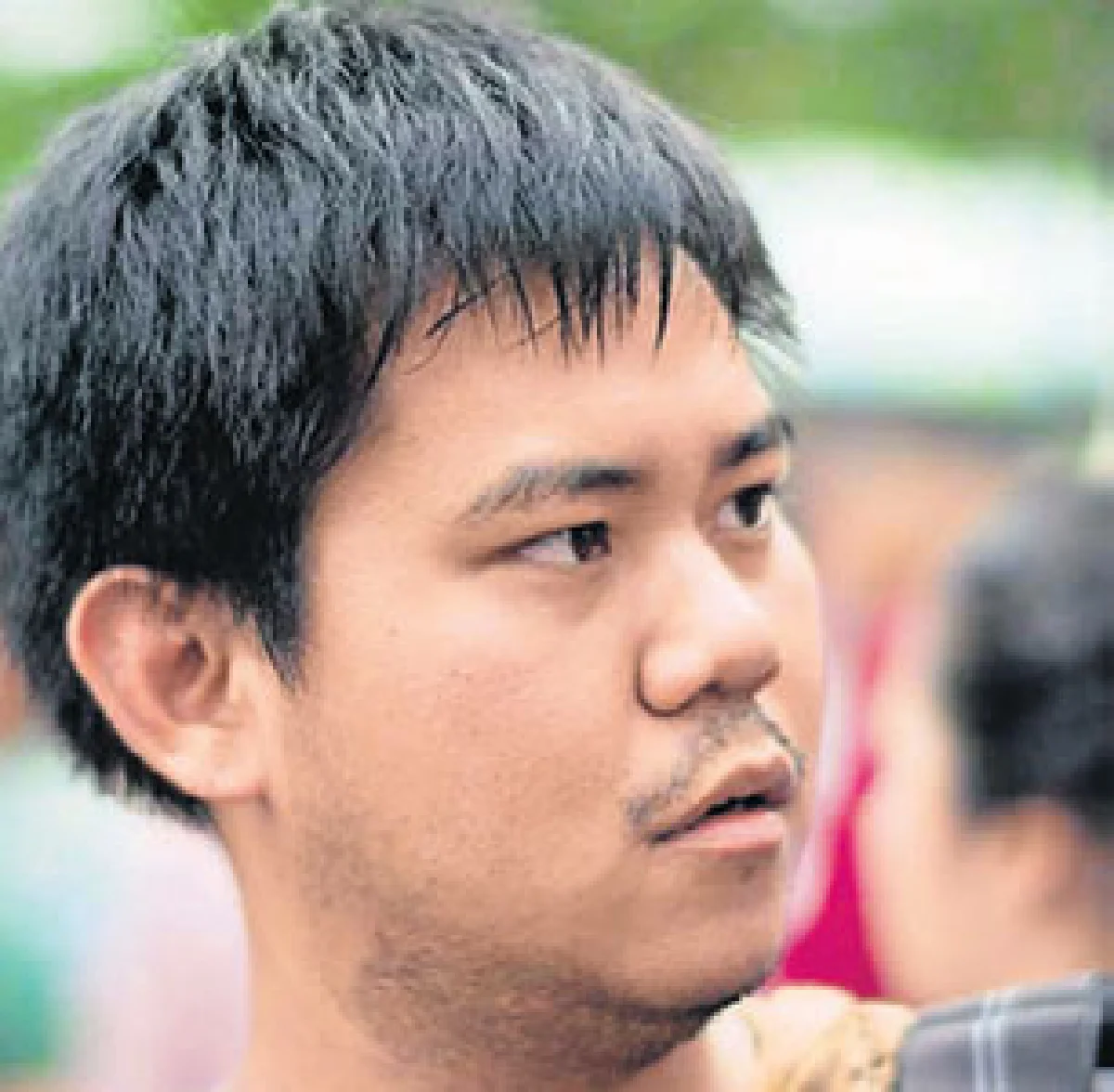 คิดอย่างไรกับ พระที่ยืนบิณฑบาตแทนการเดิน?