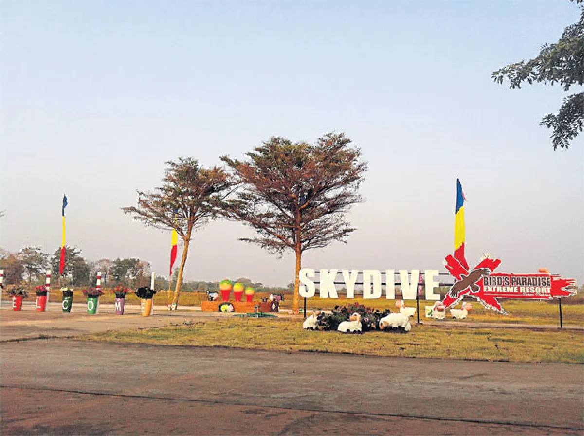 กระโดดร่ม 1,500 จัมพ์ ยุคนธร ลิ้มพานิชย์