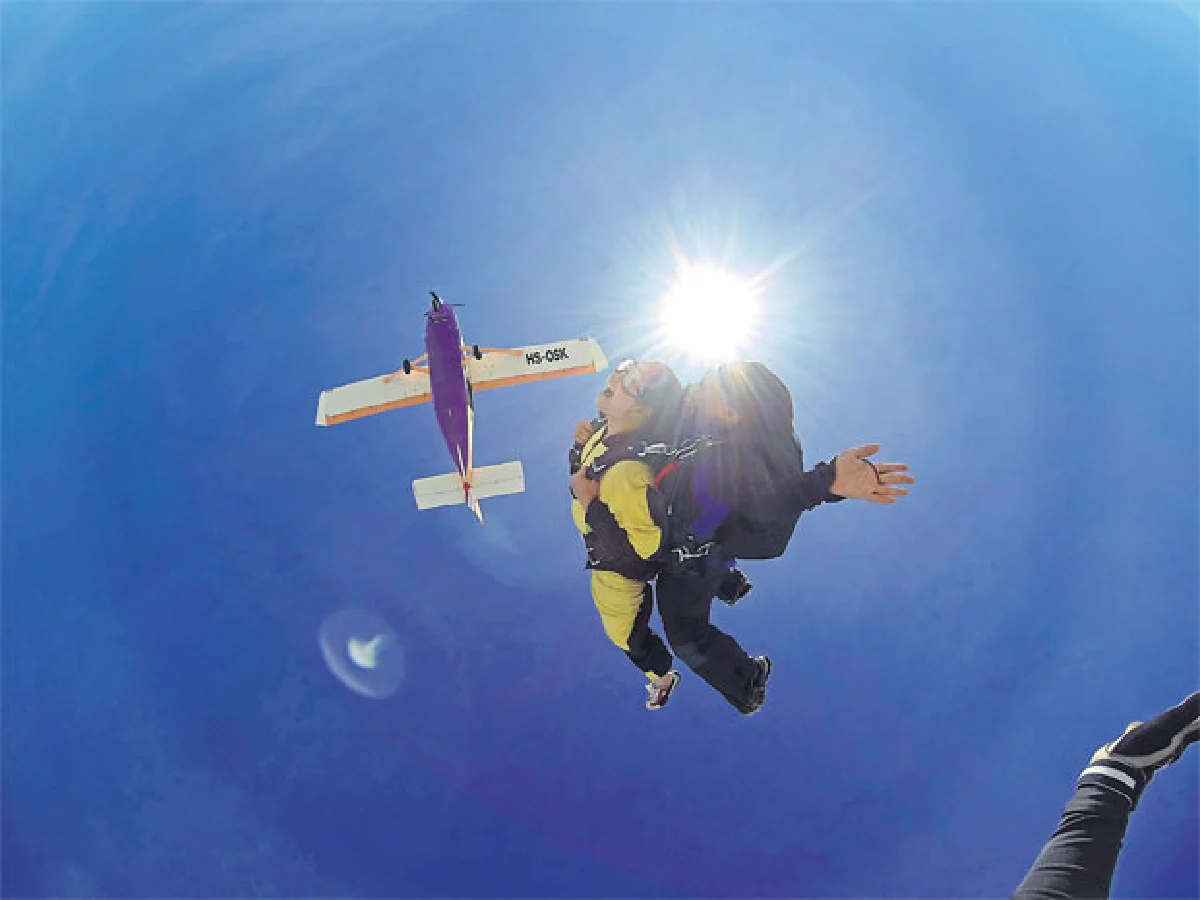 กระโดดร่ม 1,500 จัมพ์ ยุคนธร ลิ้มพานิชย์