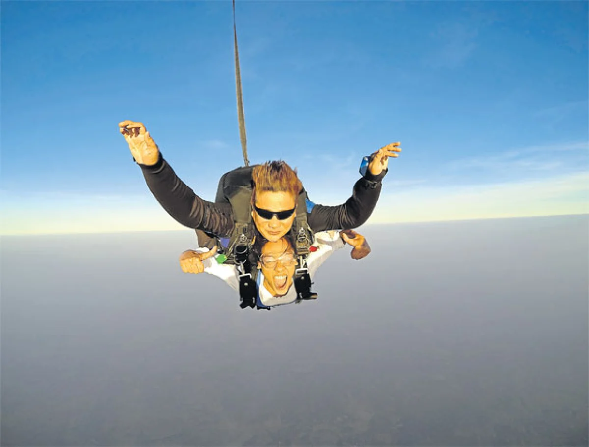 กระโดดร่ม 1,500 จัมพ์ ยุคนธร ลิ้มพานิชย์