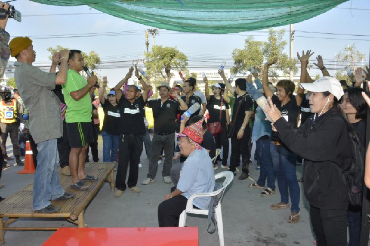 พนักงานชาร์ปรวมตัวประท้วงเรียกร้องโบนัส