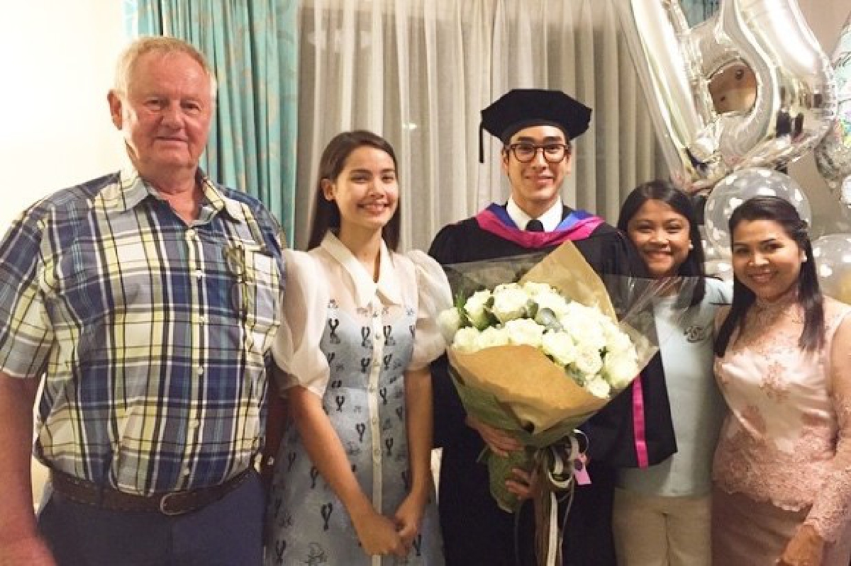 รูปครอบครัว? พ่อแม่ญาญ่าร่วมฉลองรับปริญญา"ณเดชน์" รูปครอบครัว? พ่อแม่ญาญ่าร่วมฉลองรับปริญญา"ณเดชน์"