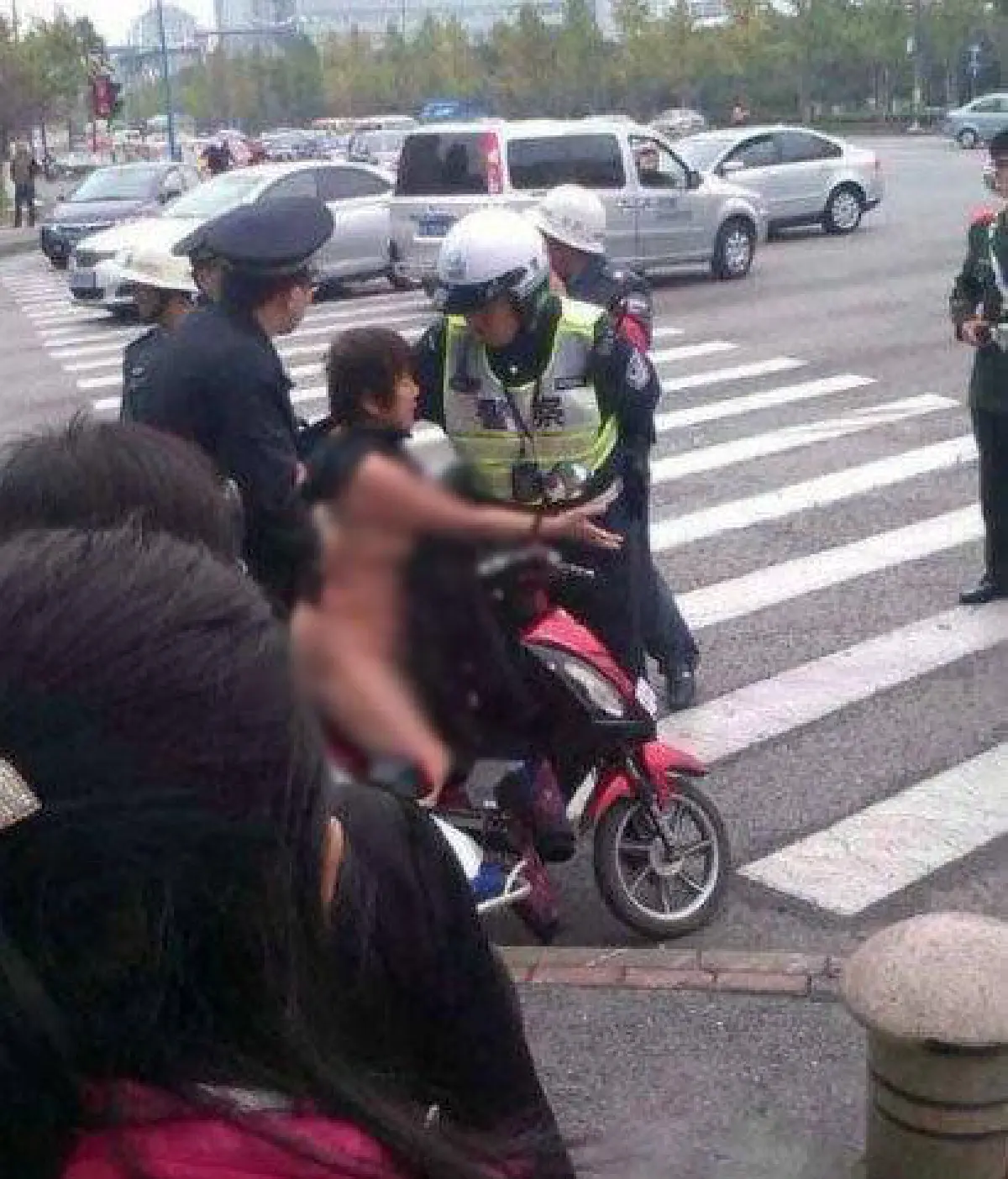 ชุลมุน!หญิงจีนแก้ผ้าขวางตร. ไม่ให้จับผัวเมาขับรถชนคน (มีคลิป)