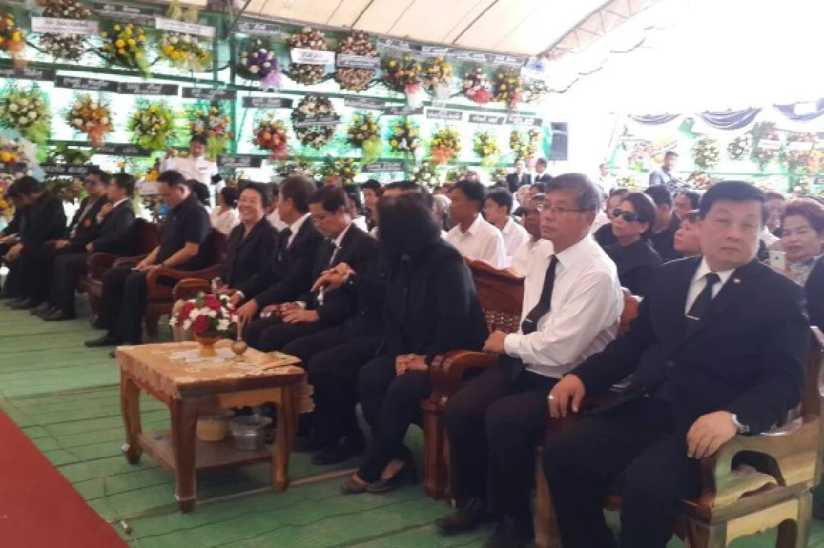 นักการเมือง-นปช.ร่วมพิธีพระราชทานเพลิงศพแม่จตุพร