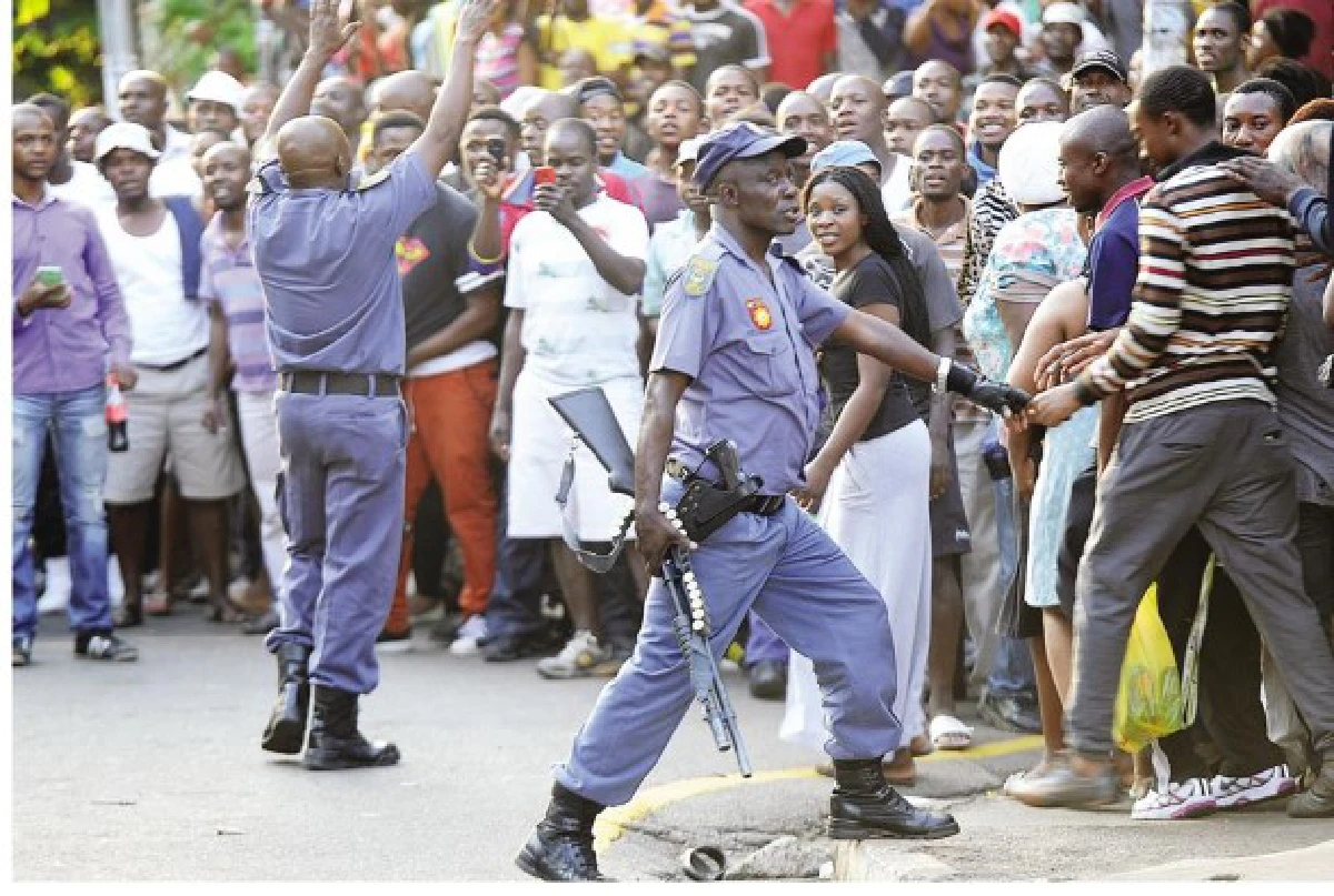 สวรรค์ล่ม!คนนับพันแห่ดูชู้รัก"ติดล็อค"