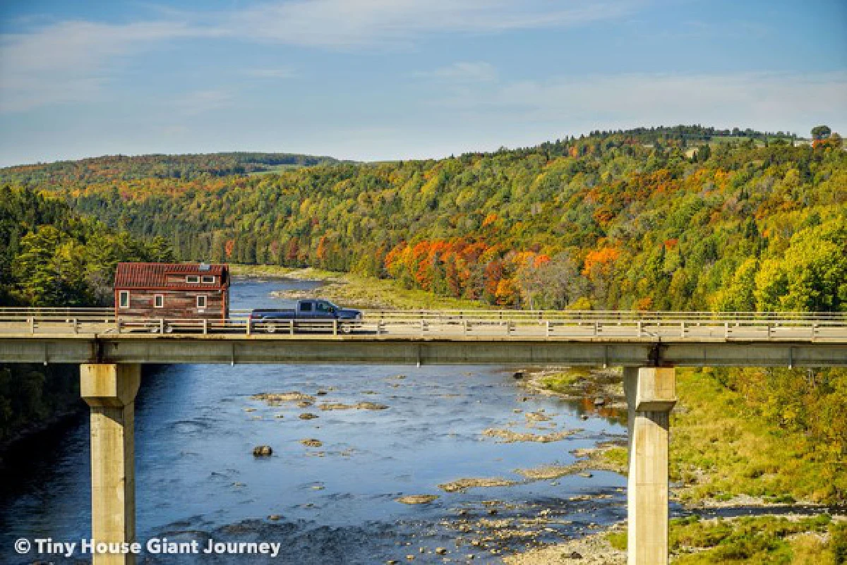 ชีวิตในฝัน! บ้านจิ๋วติดล้อพเนจรทั่วทวีปอเมริกาเหนือ