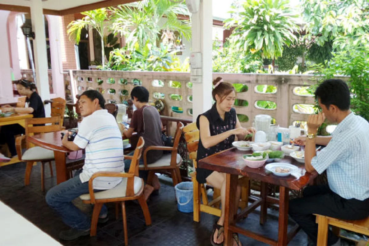 ข้าวปุ้นน้ำยา7รส อาหารเลิศรสเมืองดอกลำดวน