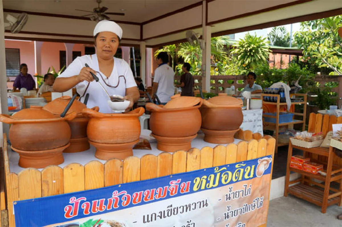 ข้าวปุ้นน้ำยา7รส อาหารเลิศรสเมืองดอกลำดวน