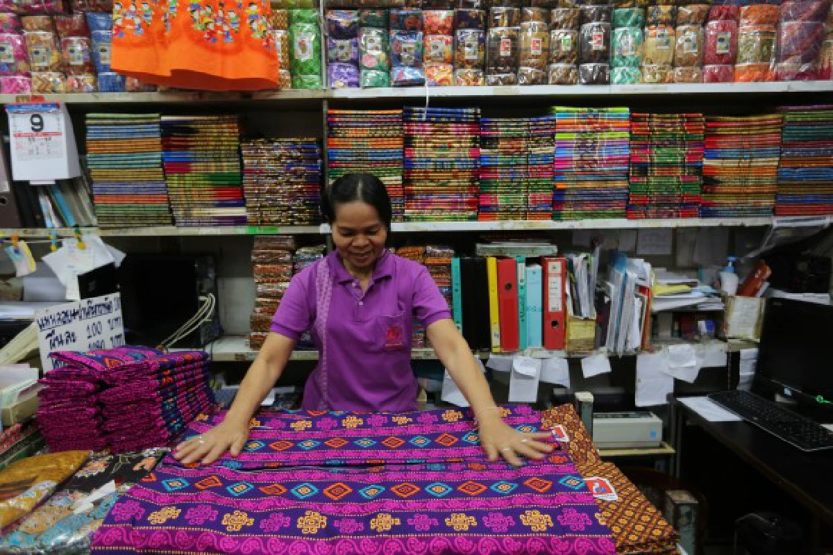 บุกสำเพ็งเยือน "เอมจิตต์" สุดยอดผ้าไทย