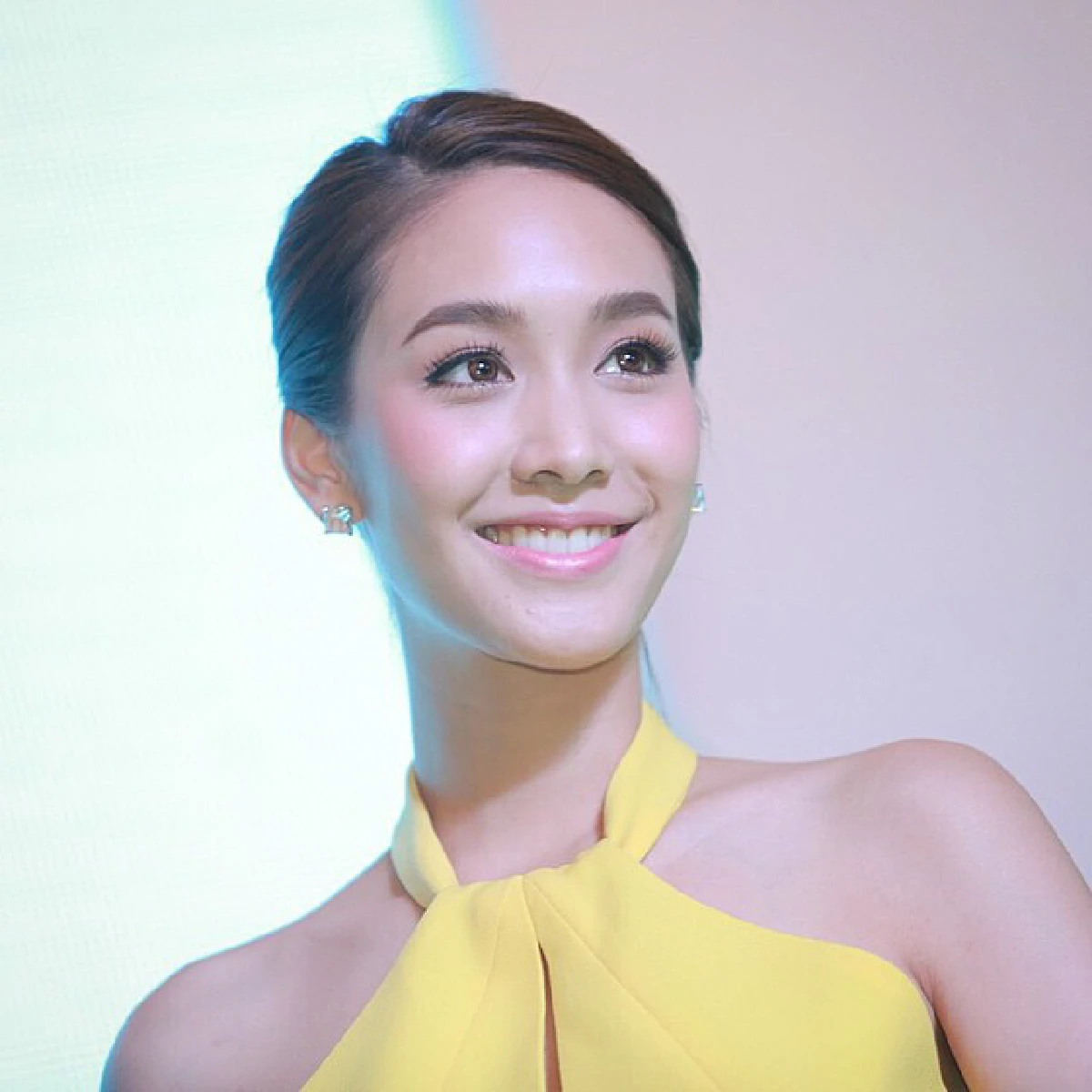 ร้อนฉ่า!"มิน พีชญา"เปลือยอกขึ้นปกนิตยสารครั้งแรก