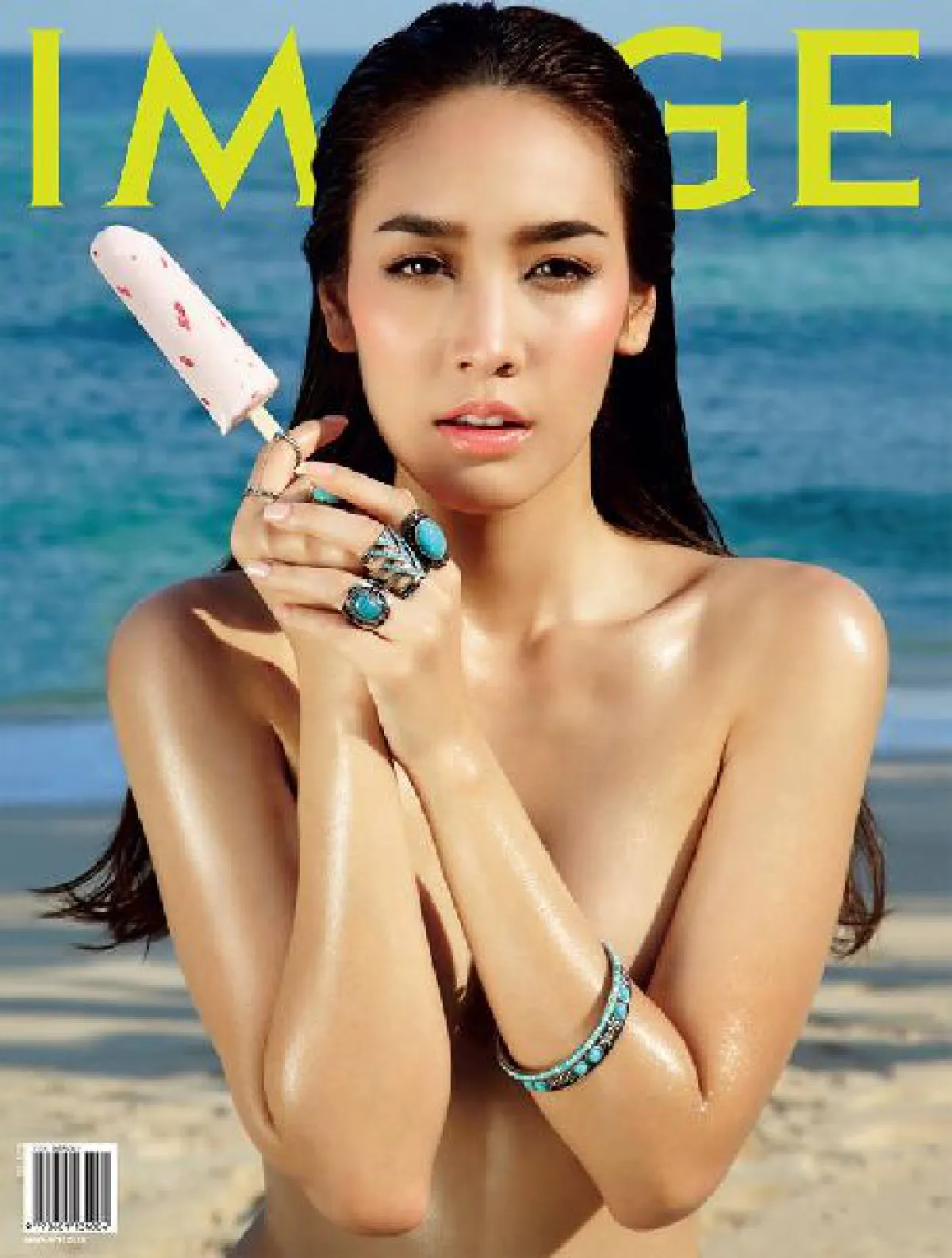 ร้อนฉ่า!"มิน พีชญา"เปลือยอกขึ้นปกนิตยสารครั้งแรก