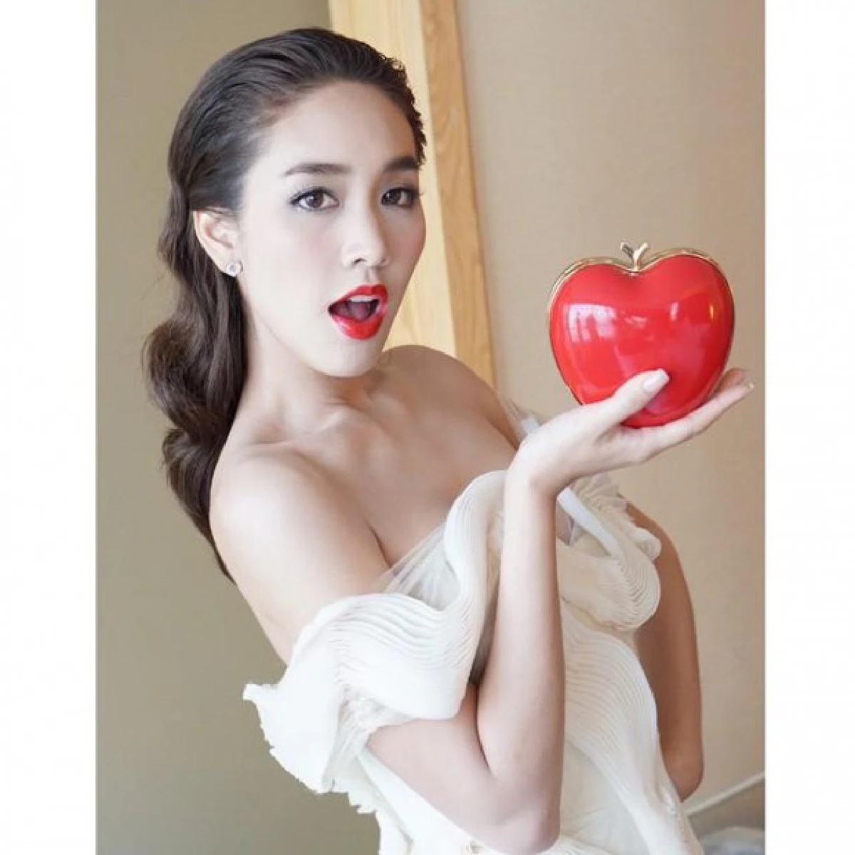 ร้อนฉ่า!"มิน พีชญา"เปลือยอกขึ้นปกนิตยสารครั้งแรก