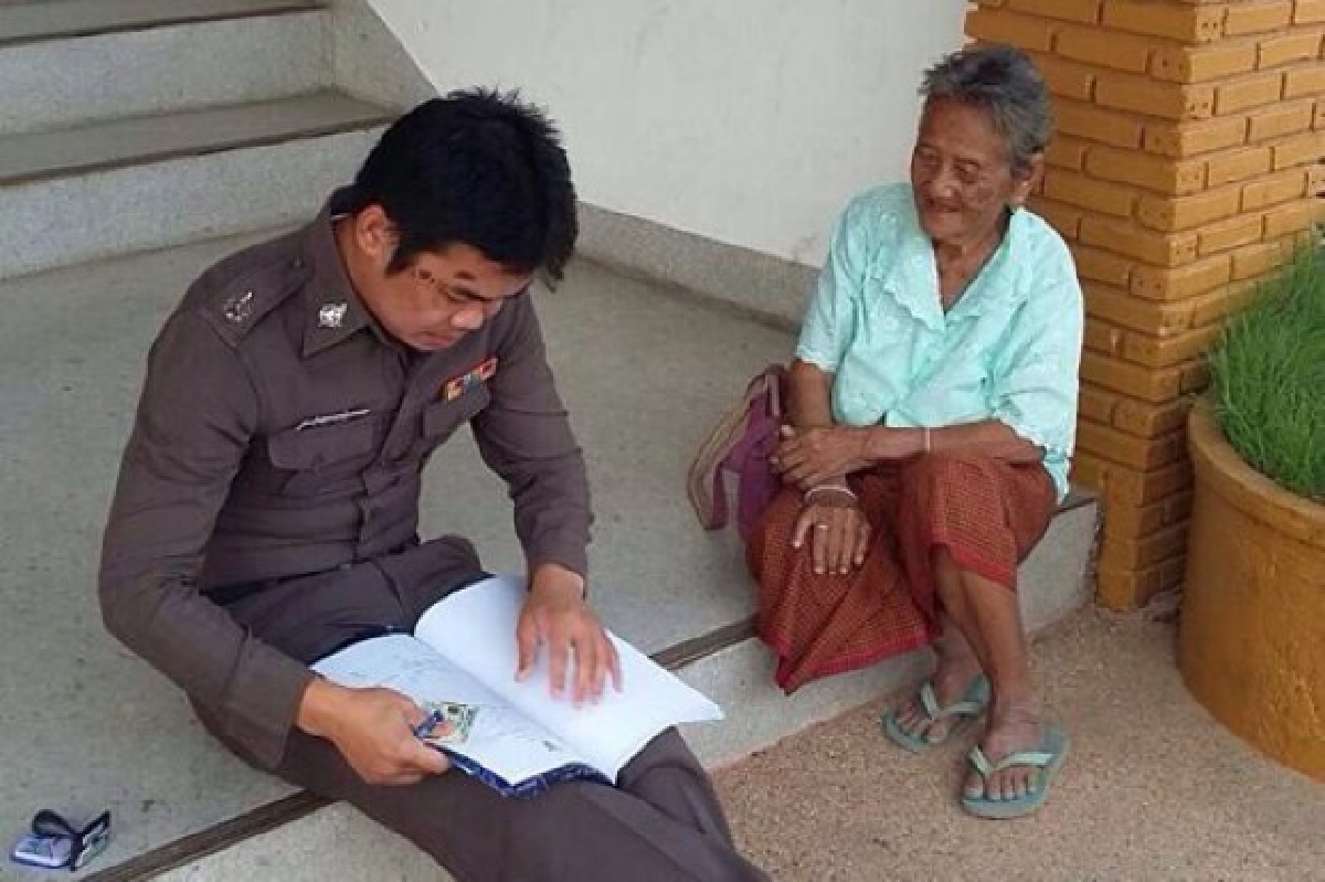 ผบ.ตร.ชื่นชมตำรวจนั่งพื้นรับแจ้งความจากยาย ผบ.ตร.ชื่นชมตำรวจนั่งพื้นรับแจ้งความจากยาย