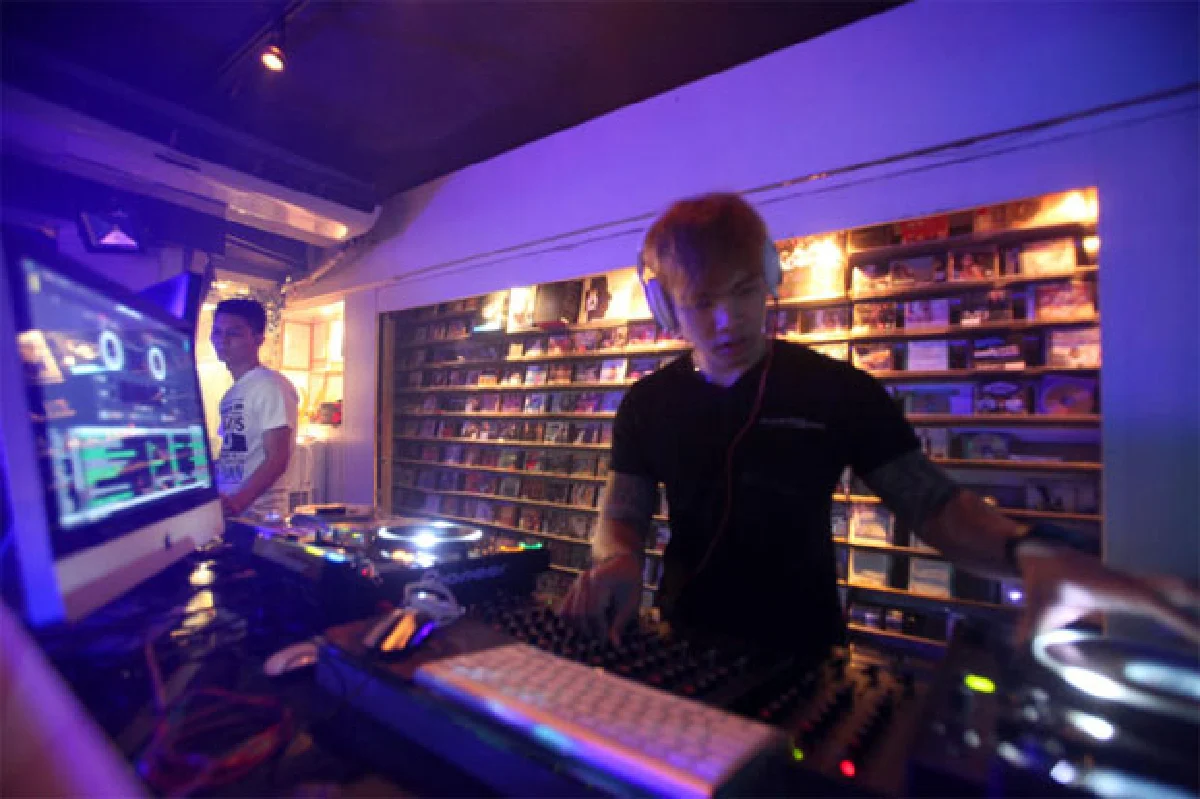 สีลมซอย 2 ความสุขของชาวเรา ตลอดมา และตลอดไป