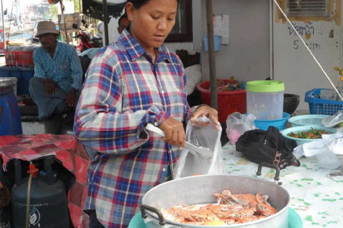 เทศกาลชิมปูชัก @ชะอำ ปูม้าสดๆ เป็นๆ ดิ้นๆ จากทะเล