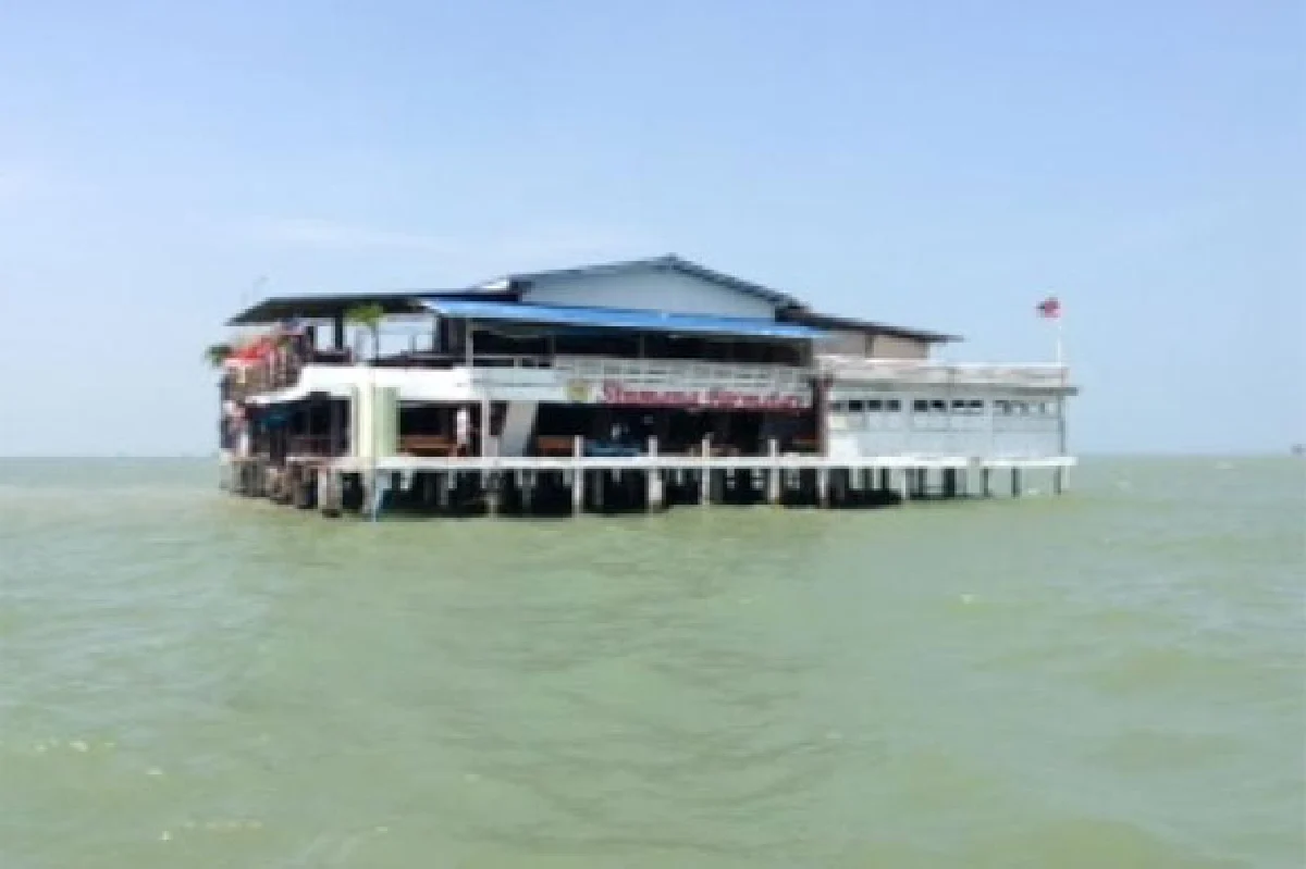 ‘สินมานะฟาร์มสเตย์’ เปิบหอยนางรม ชมอ่าวบ้านดอน