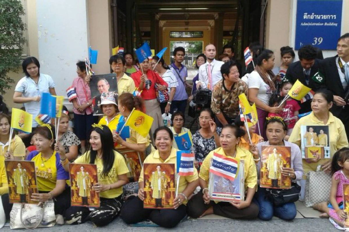 ประชาชนรอรับเสด็จในหลวง - พระราชินีกลับวังสวนจิตรลดา
