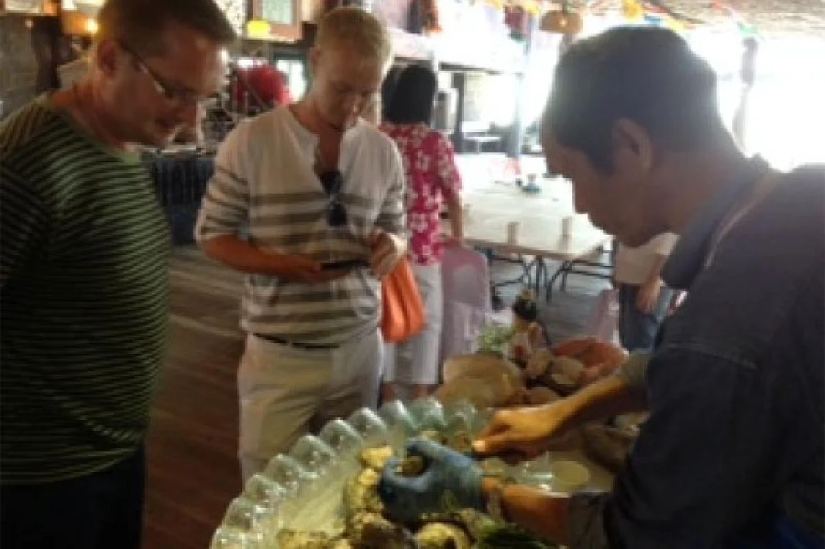 ‘สินมานะฟาร์มสเตย์’ เปิบหอยนางรม ชมอ่าวบ้านดอน