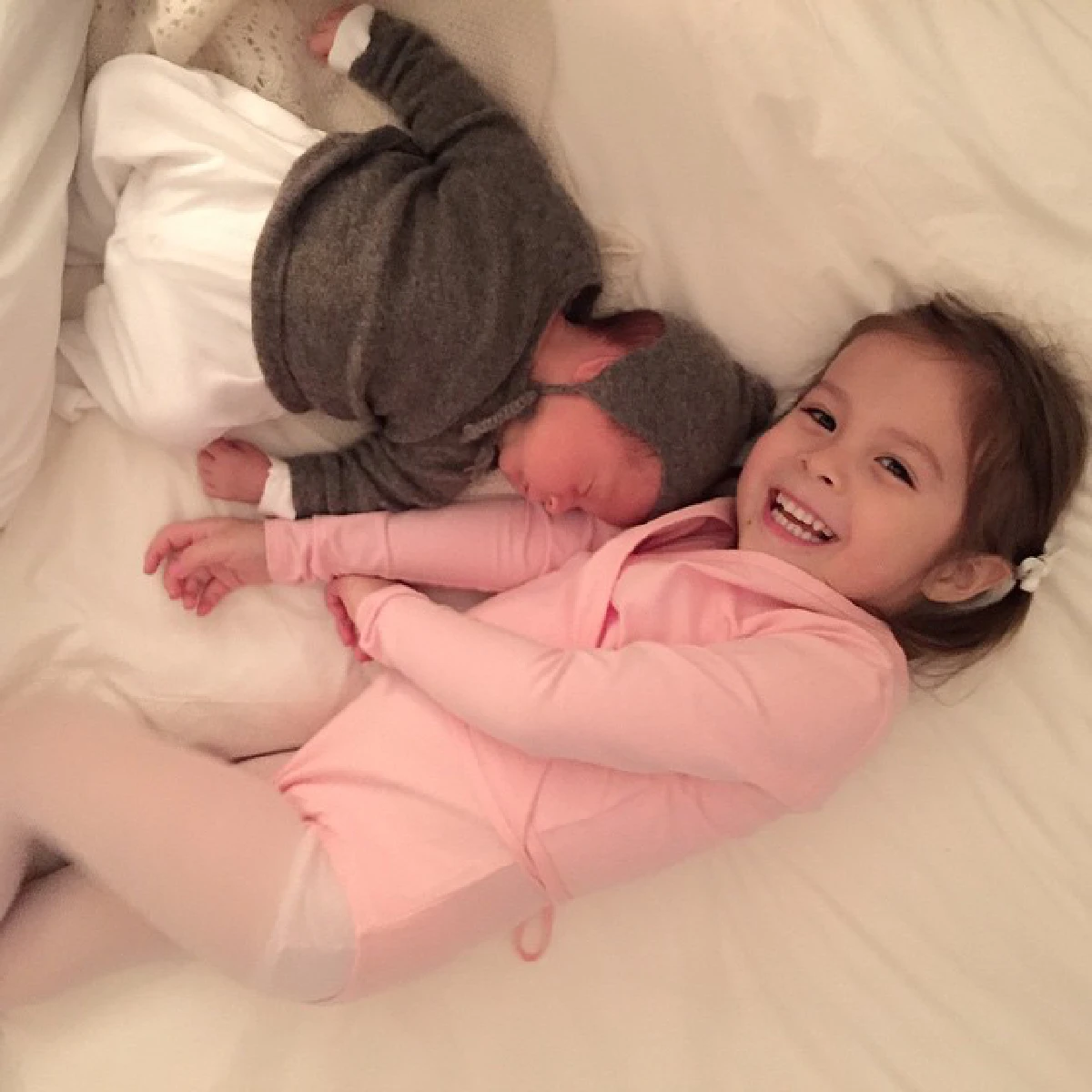 น่ารักน่าหยิก!แม่พอลล่า กับพี่ไลลา และน้องลูก้า