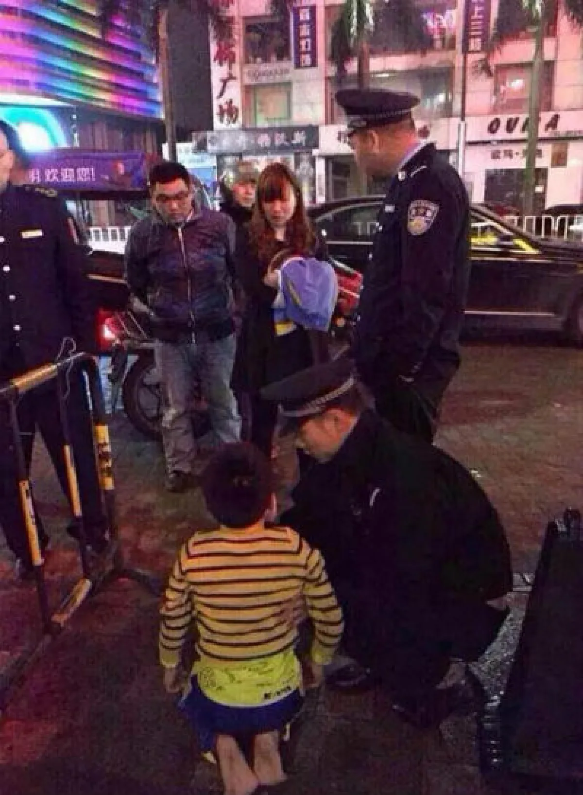 แม่จีนทำโทษลูกชาย สั่งแก้ผ้า-คุกเข่ากลางถนน