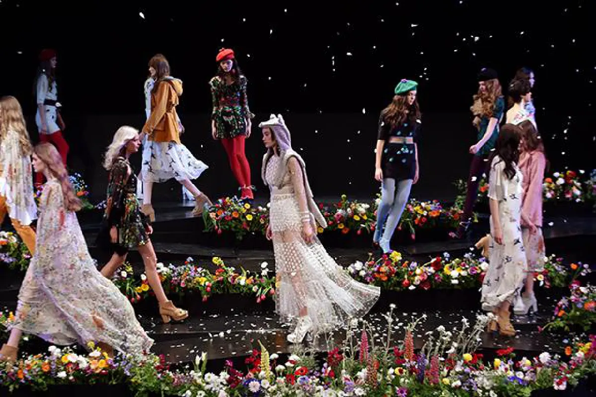 Thai fashion designer Sretsis opens Tokyo Fashion Week (photos)