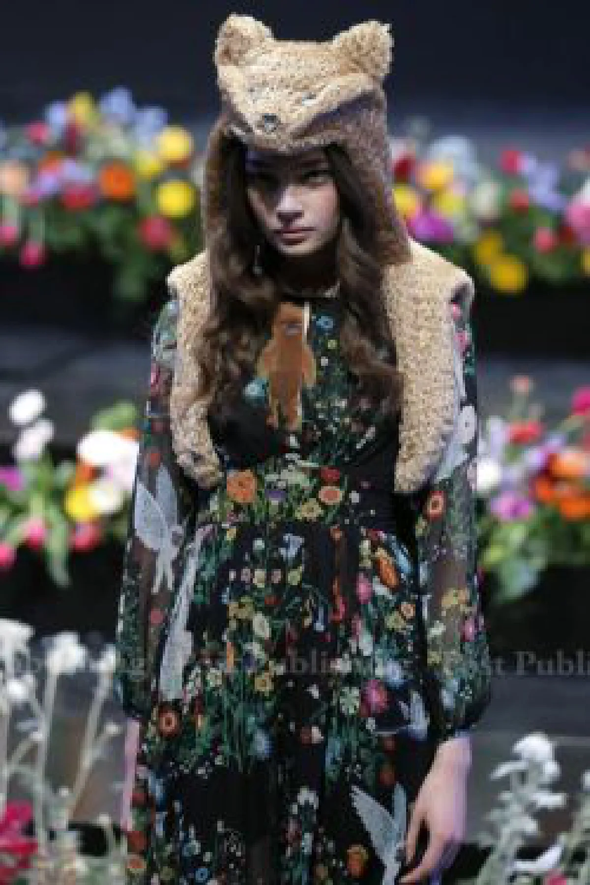 Thai fashion designer Sretsis opens Tokyo Fashion Week (photos)