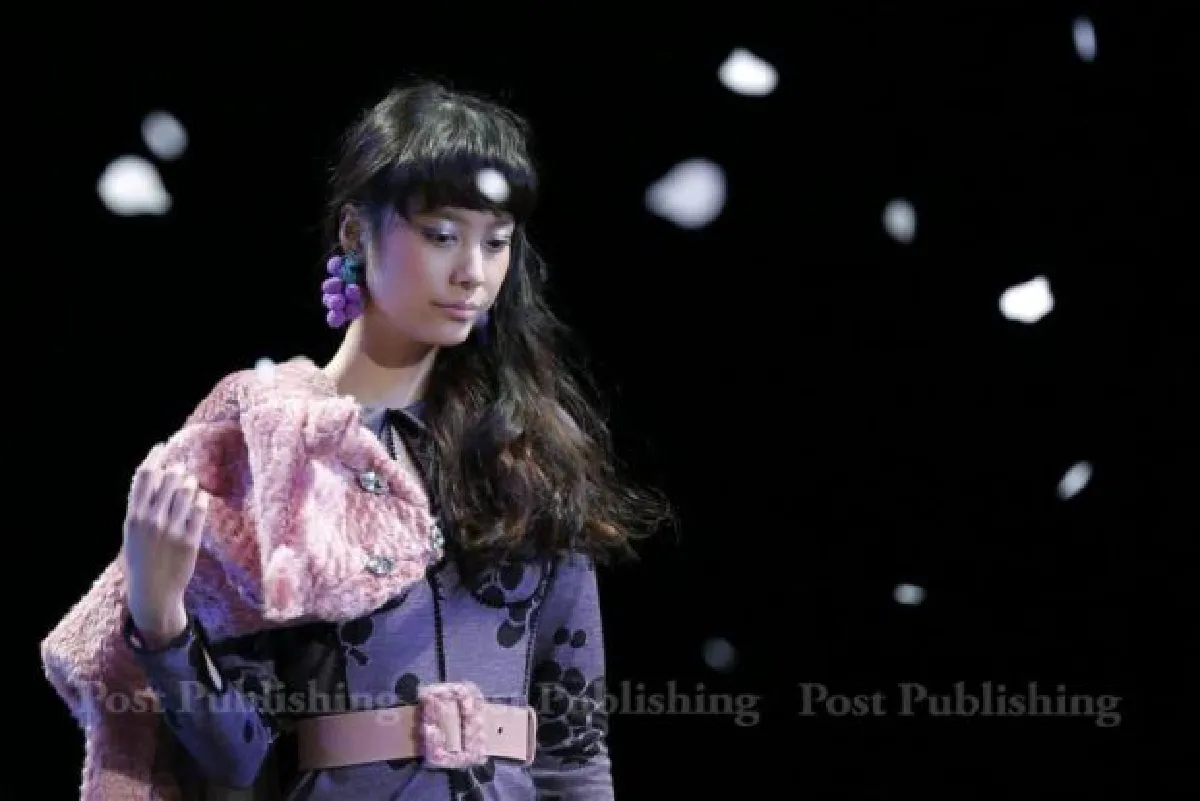 Thai fashion designer Sretsis opens Tokyo Fashion Week (photos)