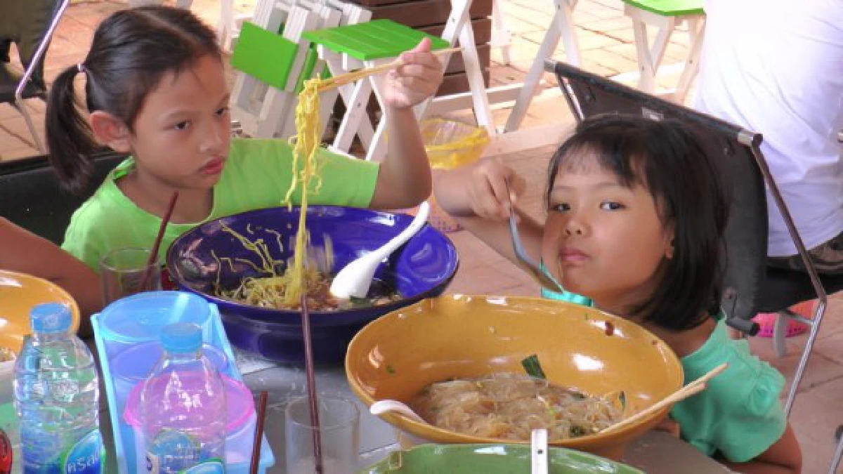 สุดฮอต!ก๋วยเตี๋ยวชามอ่างโคราชคนกินตรึม