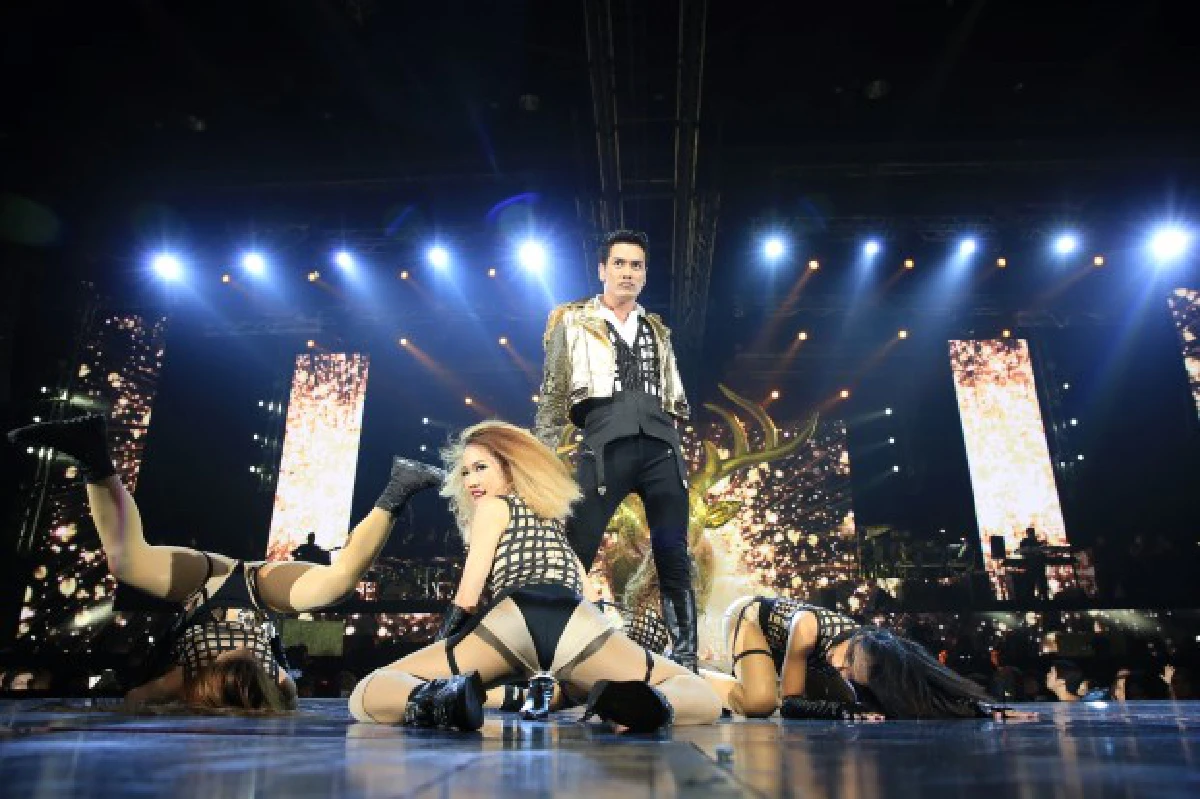 ตัวแม่มาเอง!"อ๊อฟ"ร้องเต้นจัดเต็มในคอนเสิร์ตสุดอลัง(ชมภาพ)