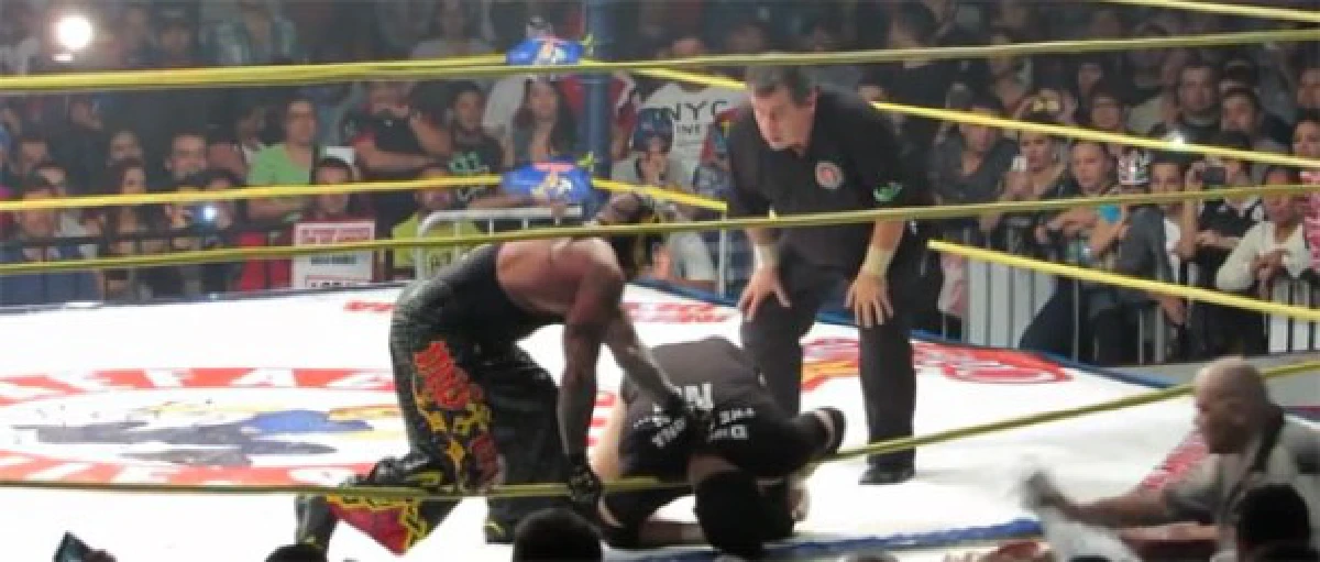สลด!นักมวยปล้ำเม็กซิกันดับหลังคอพาดเชือกบนเวที (มีคลิป)