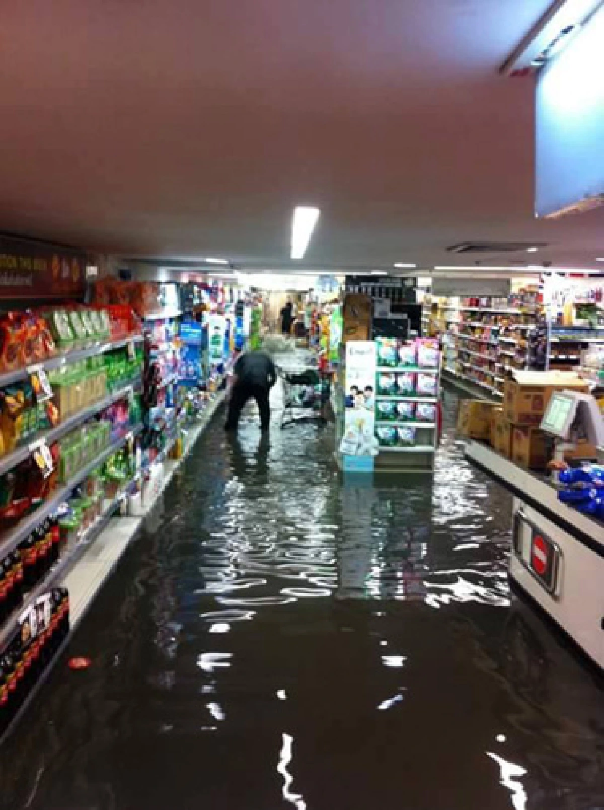 คลิปน้ำทะลักท่วม ท็อปส์ ซุปเปอร์มาร์เก็ต (โรบินสันสุขุมวิท)