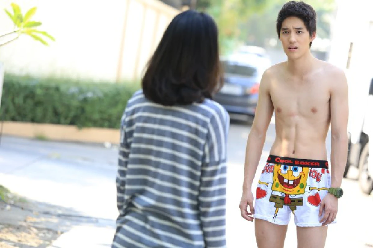 "ต่อ"สลัดผ้าโชว์ซิกแพค ง้อ"รถเมล์"กลางถนน!