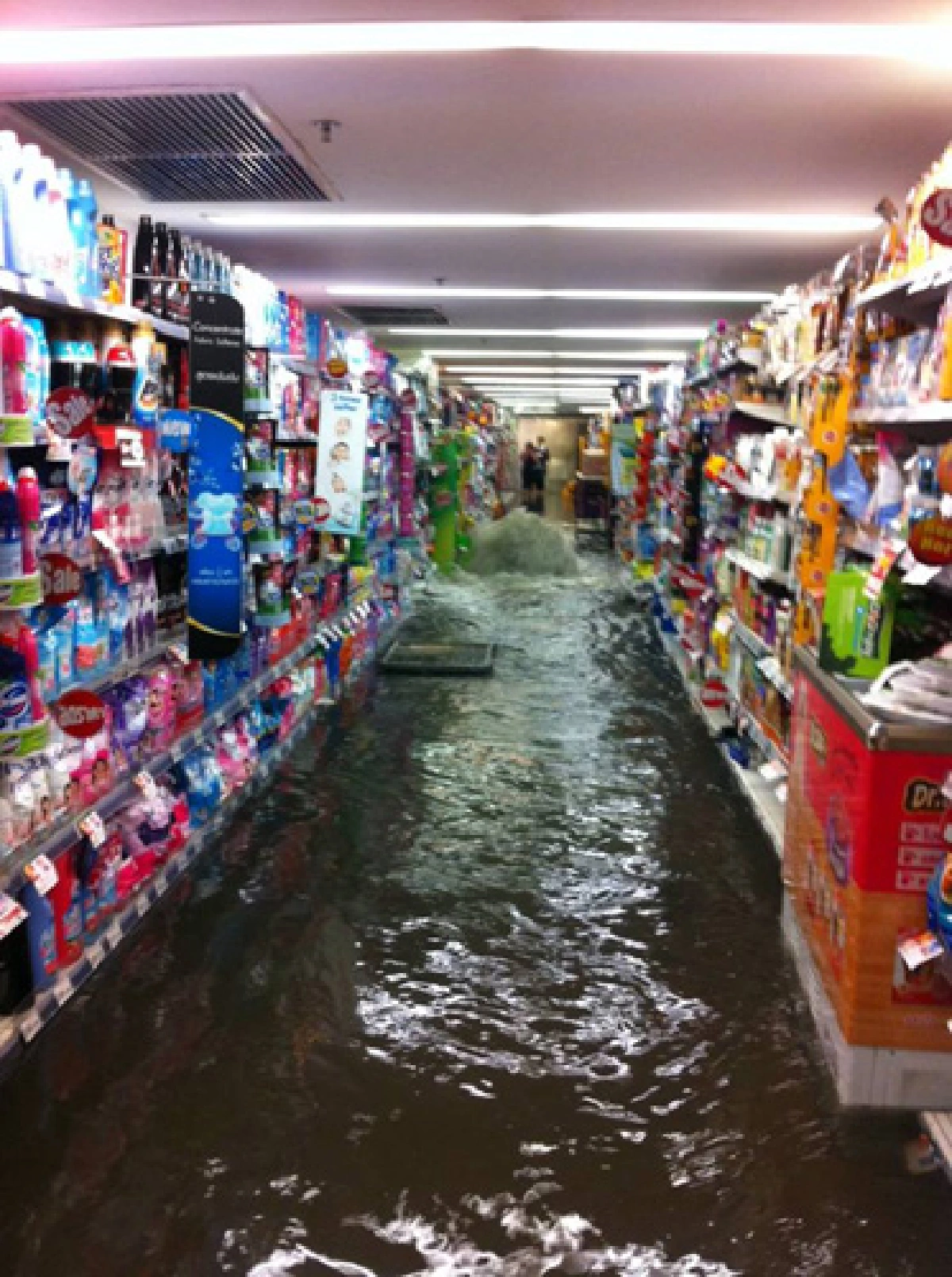 คลิปน้ำทะลักท่วม ท็อปส์ ซุปเปอร์มาร์เก็ต (โรบินสันสุขุมวิท)