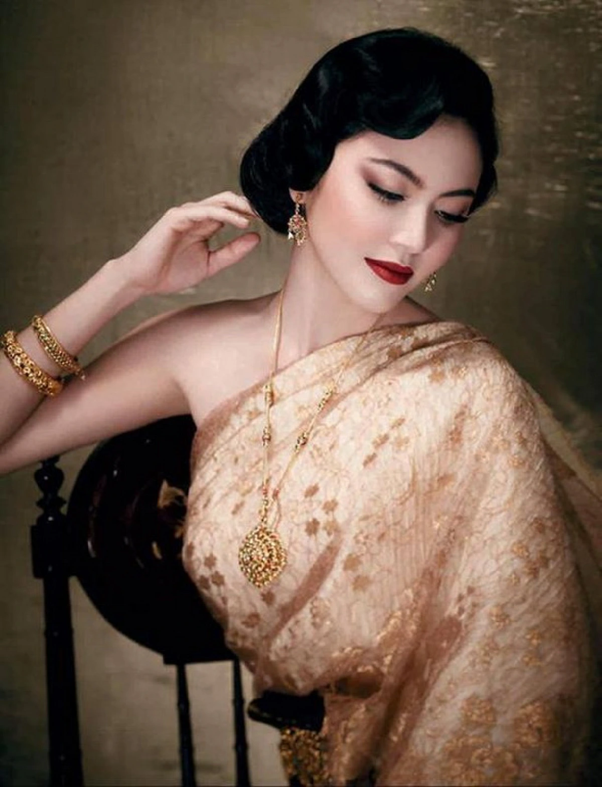 เลอค่าทุกองศา..ยลโฉมซุป'ตาร์สวยสง่าในชุดไทย!