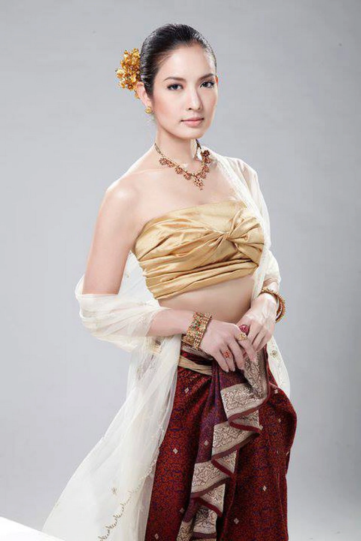 เลอค่าทุกองศา..ยลโฉมซุป'ตาร์สวยสง่าในชุดไทย!