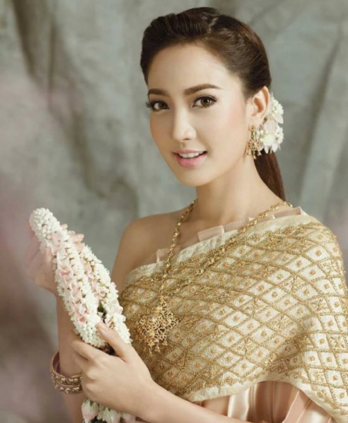 เลอค่าทุกองศา..ยลโฉมซุป'ตาร์สวยสง่าในชุดไทย!