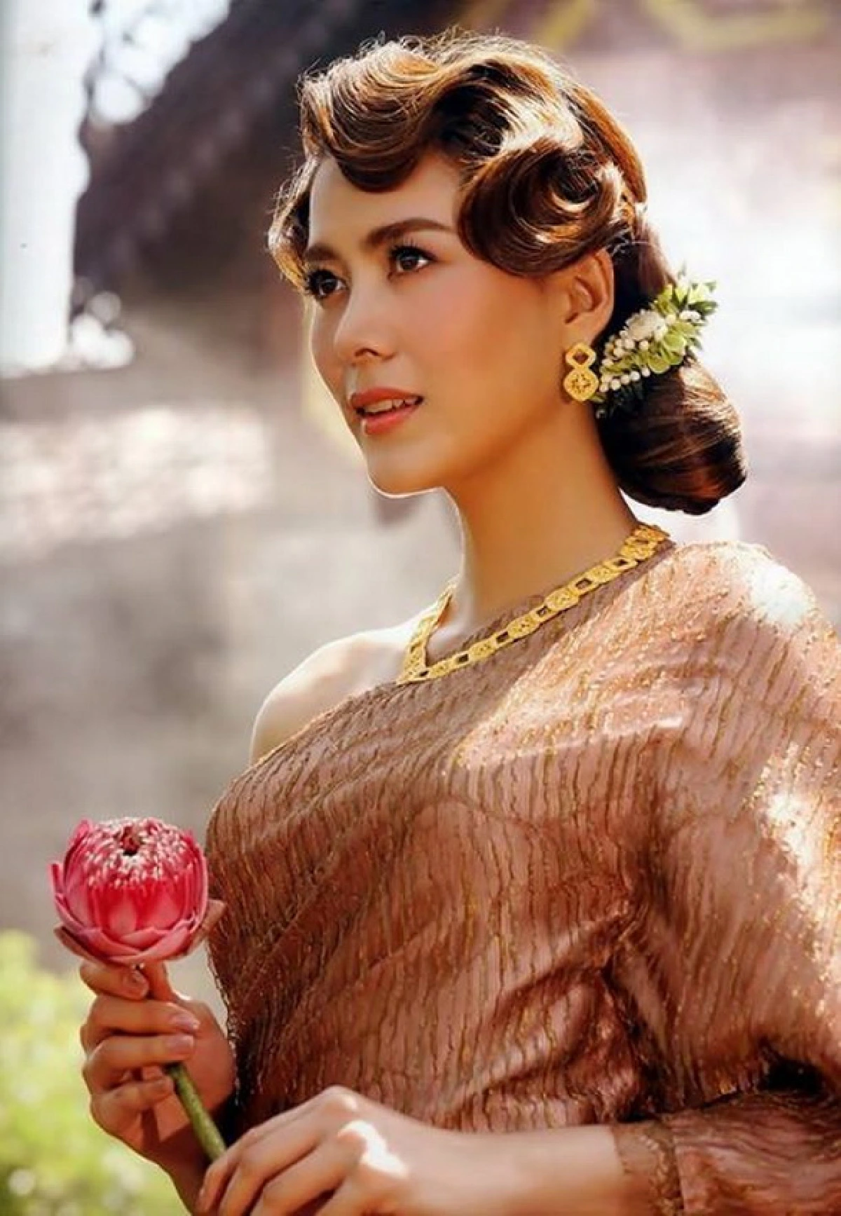 เลอค่าทุกองศา..ยลโฉมซุป'ตาร์สวยสง่าในชุดไทย!