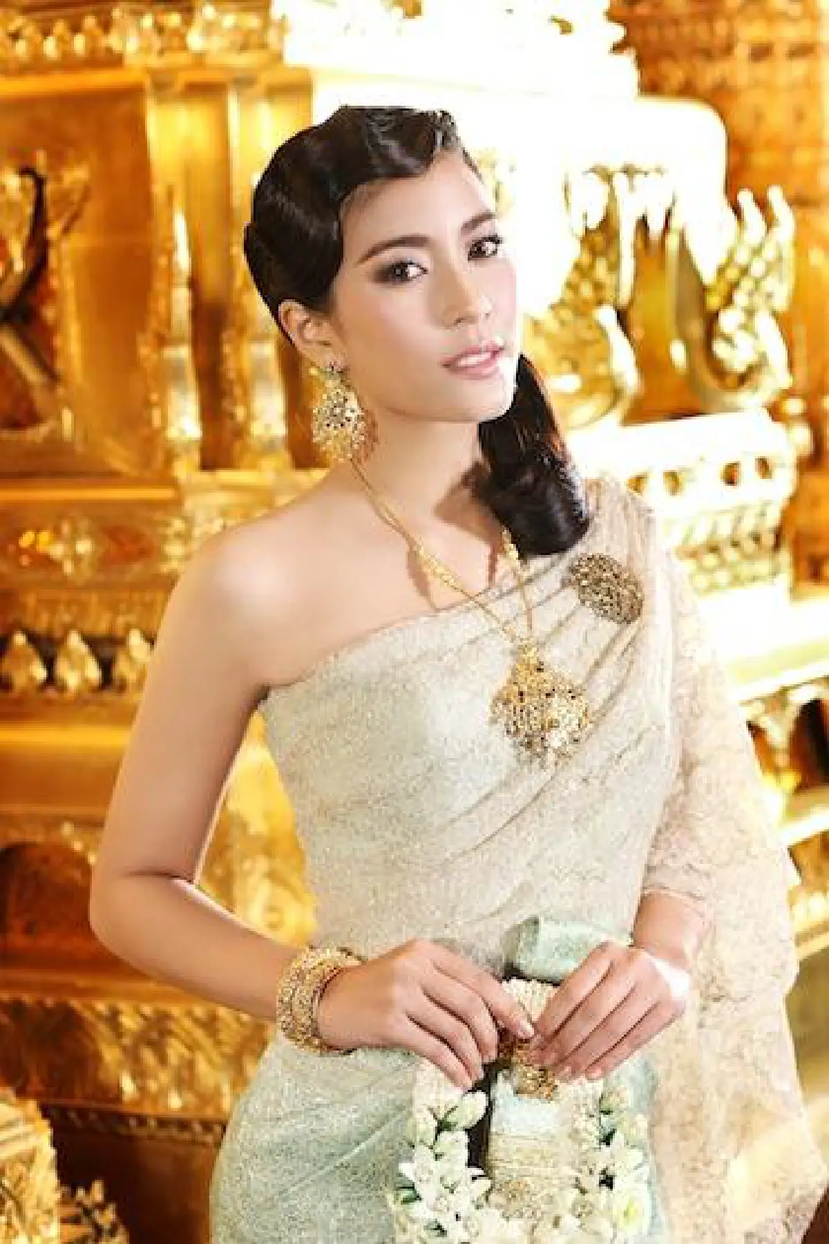 เลอค่าทุกองศา..ยลโฉมซุป'ตาร์สวยสง่าในชุดไทย!