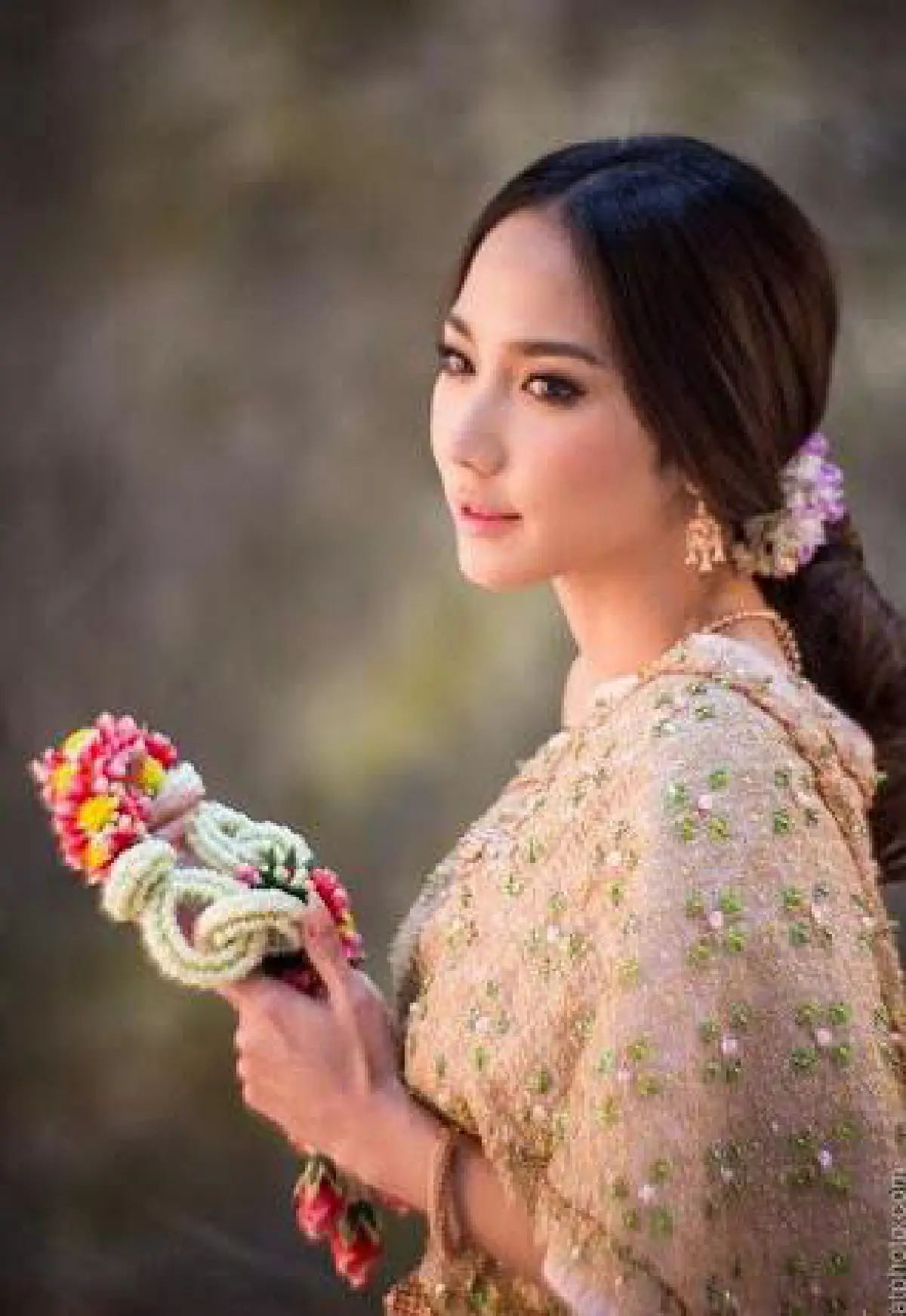 เลอค่าทุกองศา..ยลโฉมซุป'ตาร์สวยสง่าในชุดไทย!