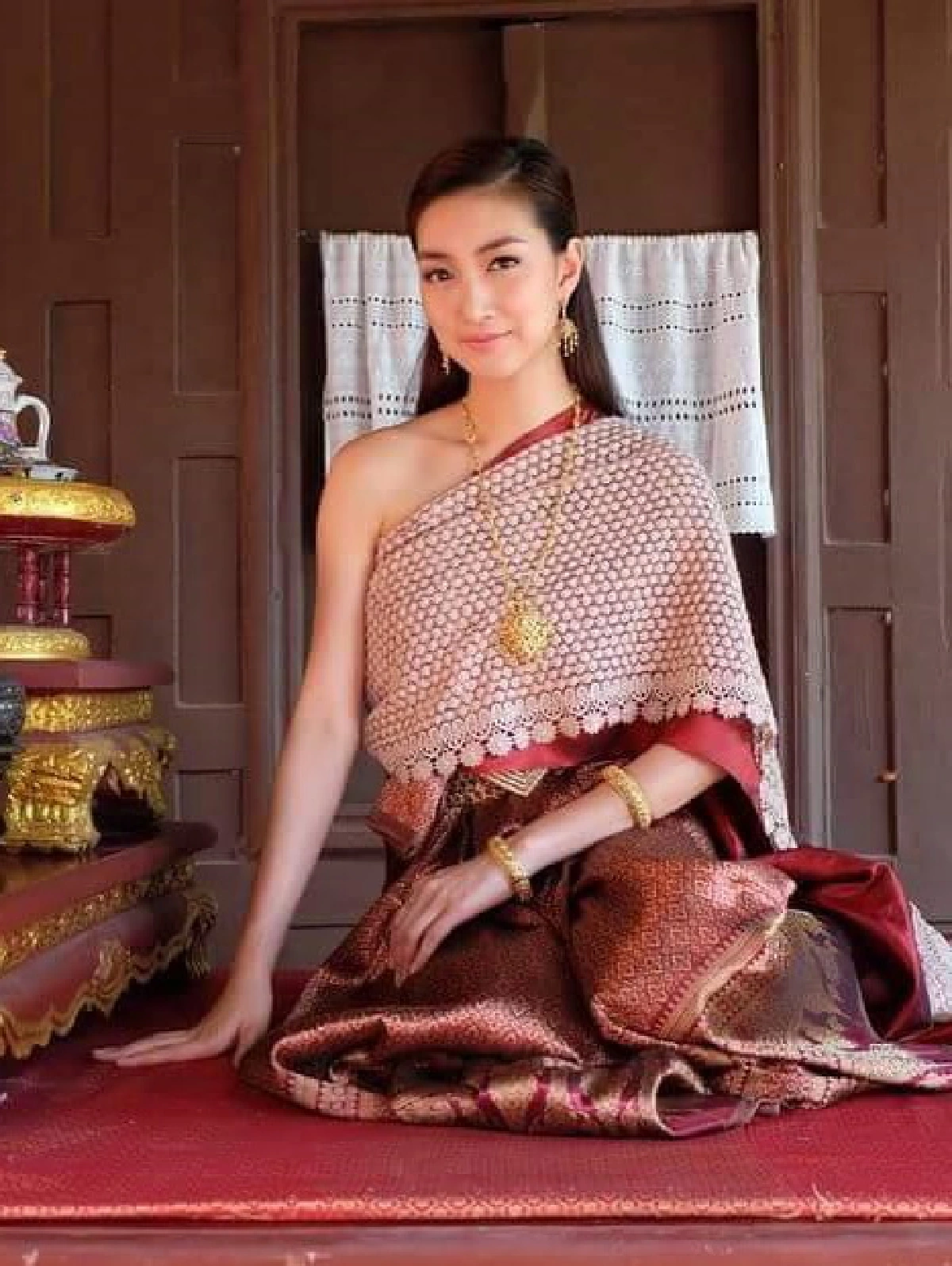 เลอค่าทุกองศา..ยลโฉมซุป'ตาร์สวยสง่าในชุดไทย!